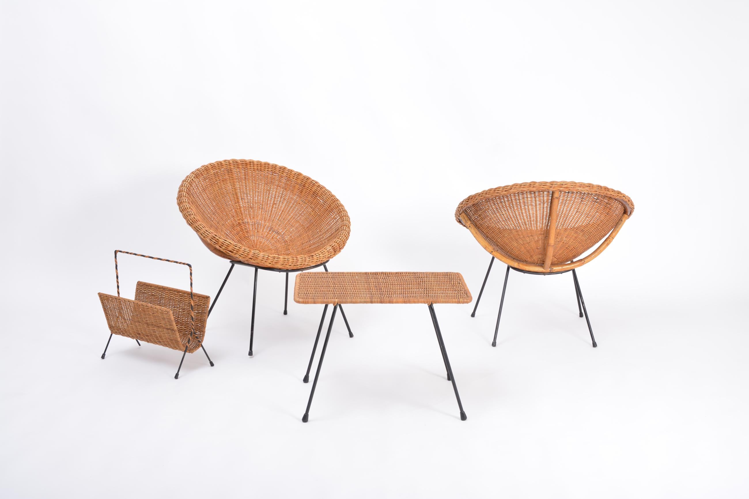 Set of Italian Midcentury Rattan Bowl Chairs with Side Table and Magazine Rack In Good Condition In Berlin, Germany