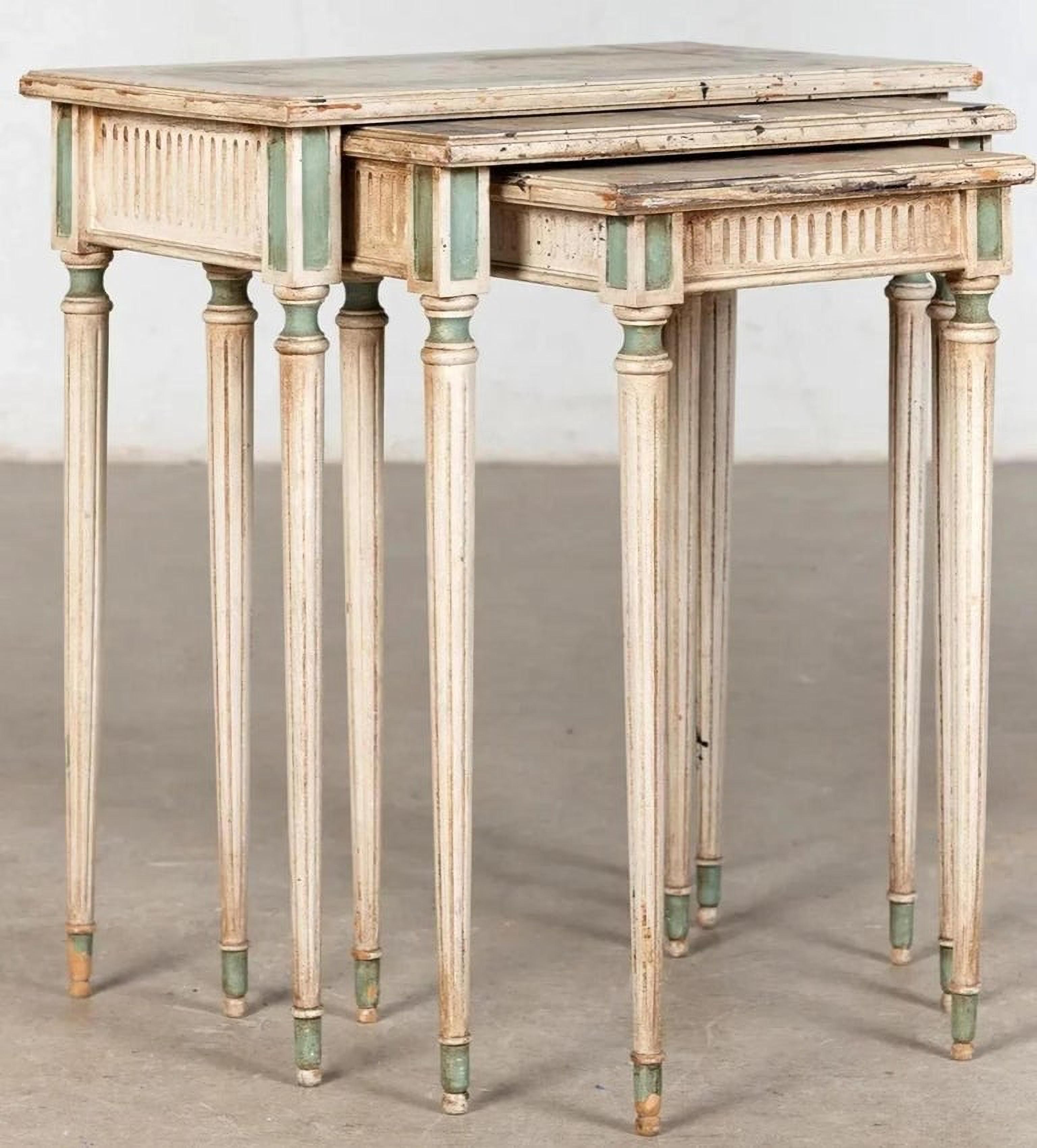 Set of Italian Nesting Tables 19th Century In Good Condition For Sale In Madrid, ES