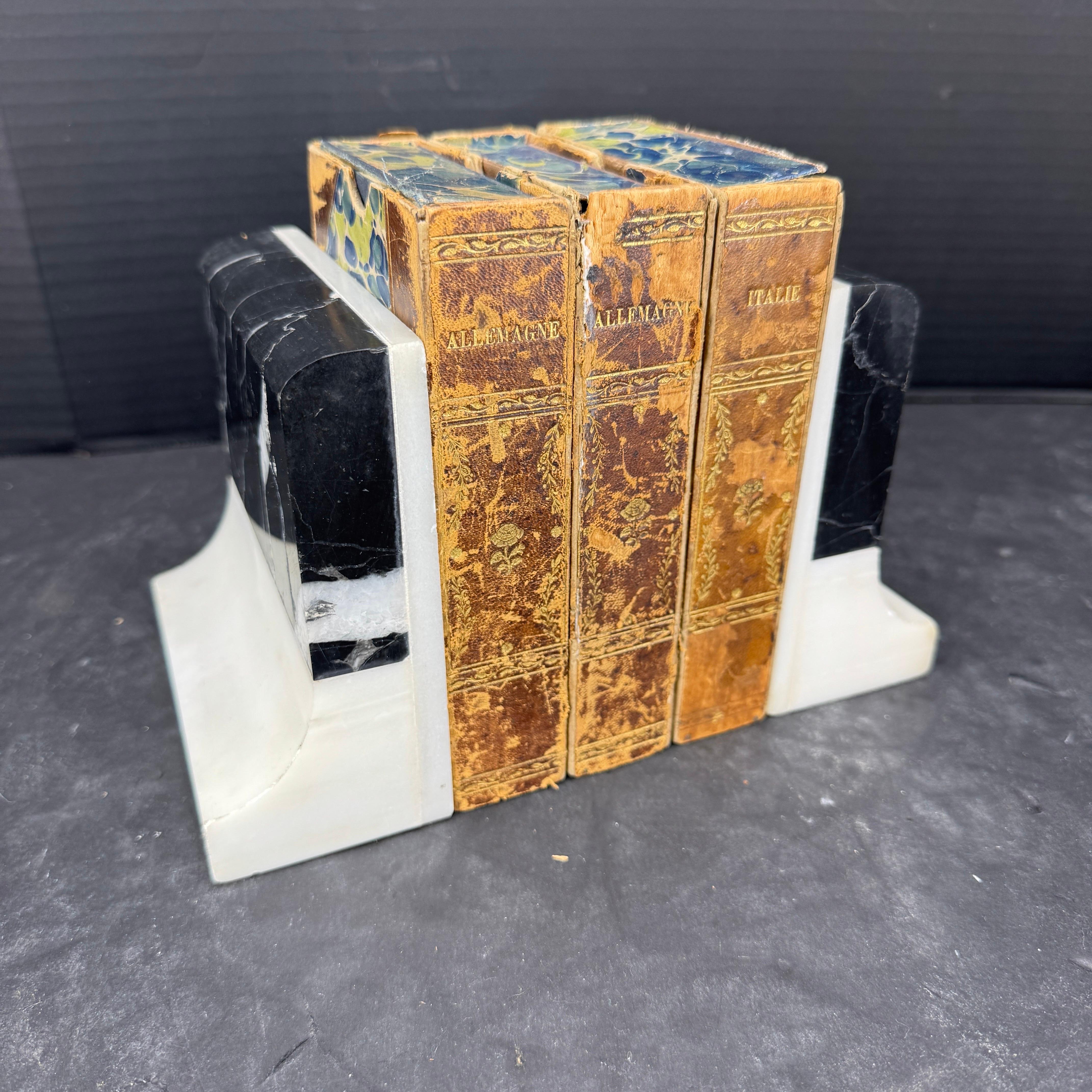 Set of Italian Onyx and White Marble Bookends In Good Condition For Sale In Haddonfield, NJ