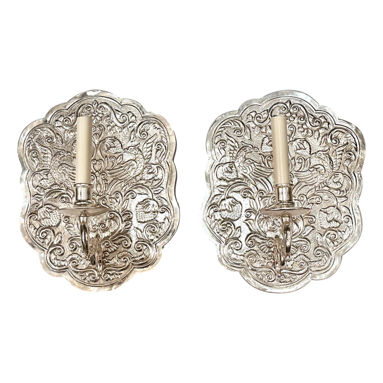 Un set di sei appliques a luce singola in metallo repoussé e placcato argento degli anni '40 circa, con motivo di uccelli. Venduto al paio.

Misure:
Altezza 13,5
Profondità 9