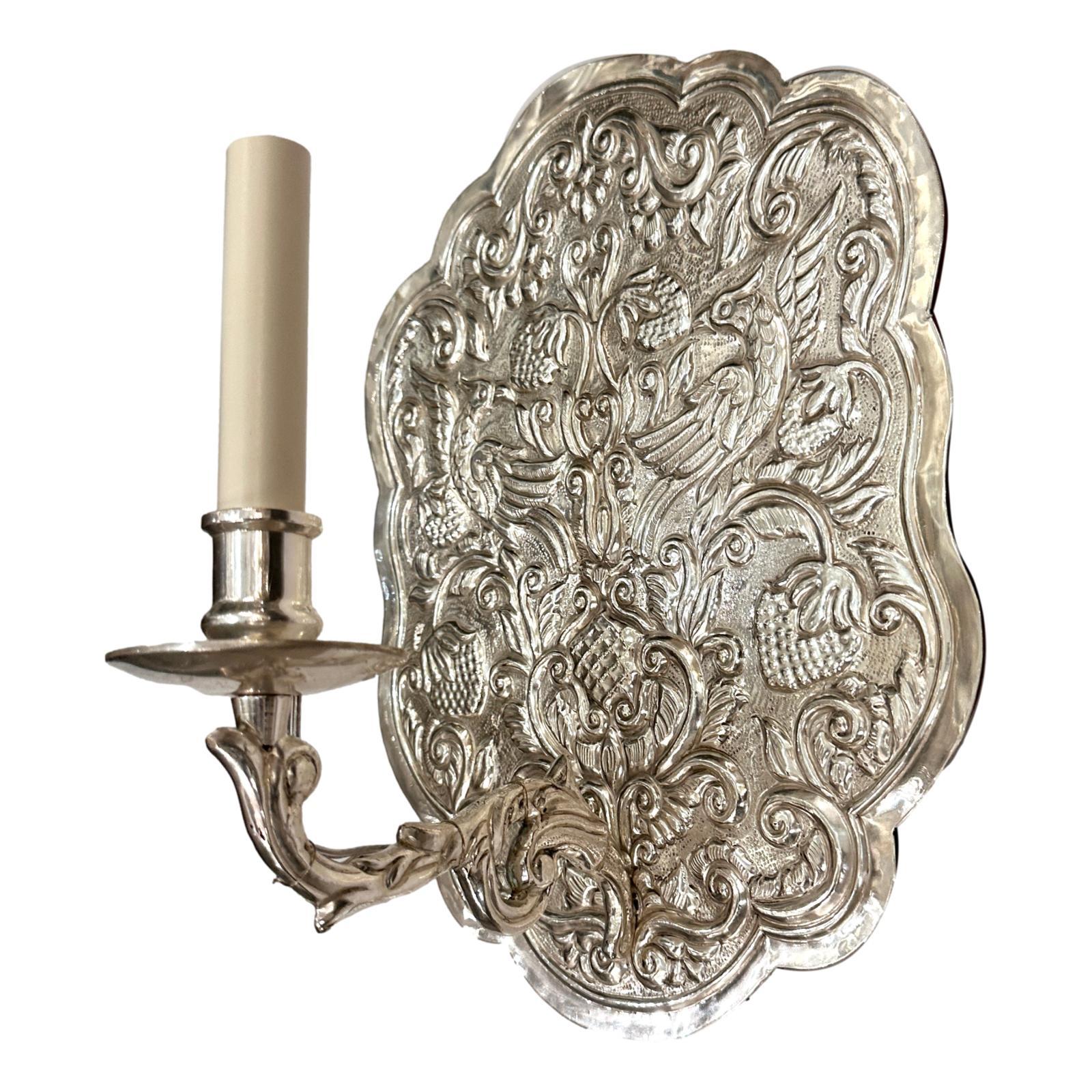 Italiano Set di lampade italiane Repoussé placcate in argento, vendute a coppia in vendita