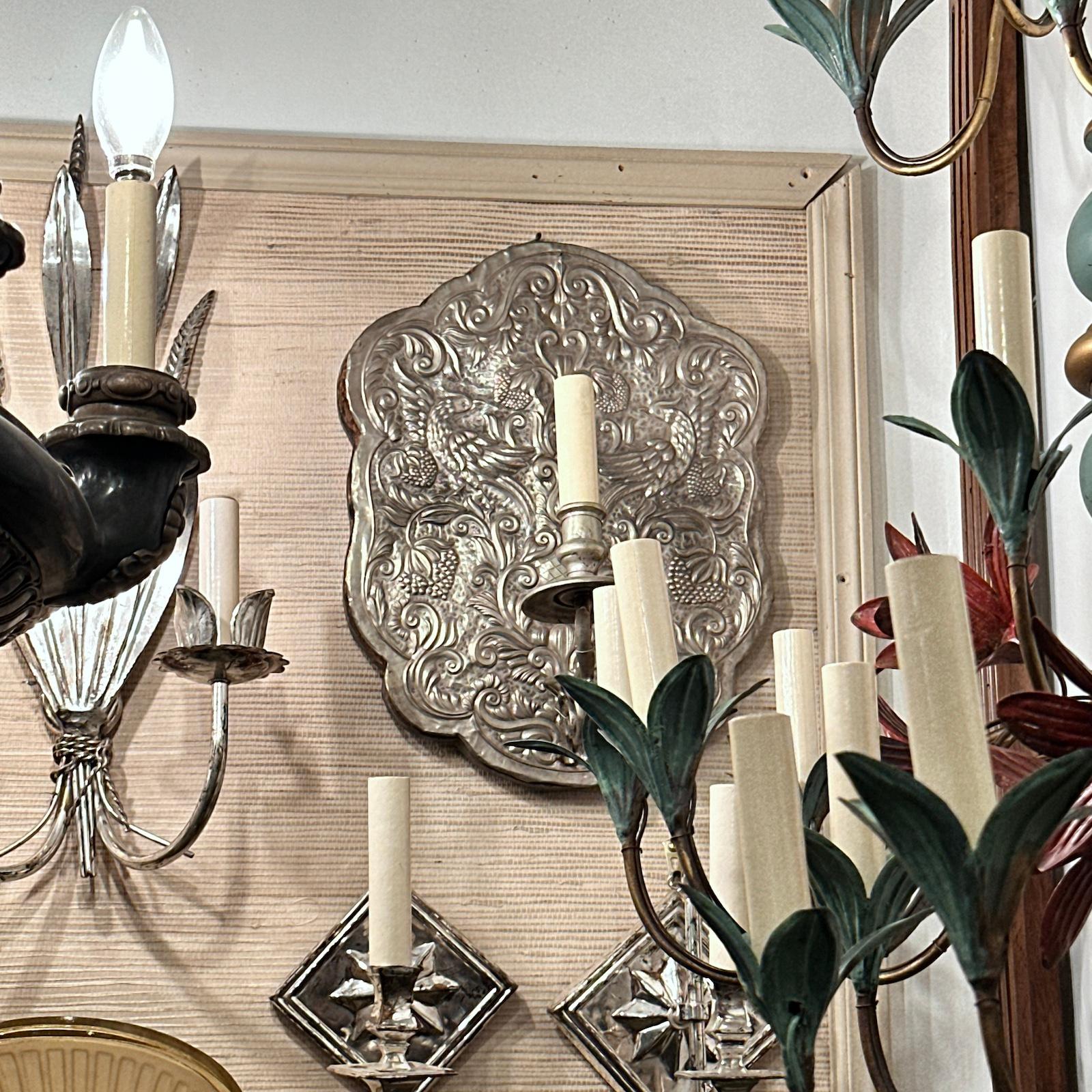 Placcato argento Set di lampade italiane Repoussé placcate in argento, vendute a coppia in vendita