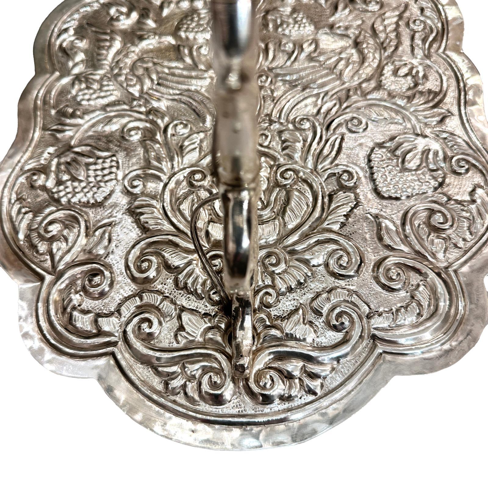 Set di lampade italiane Repoussé placcate in argento, vendute a coppia In condizioni buone in vendita a New York, NY
