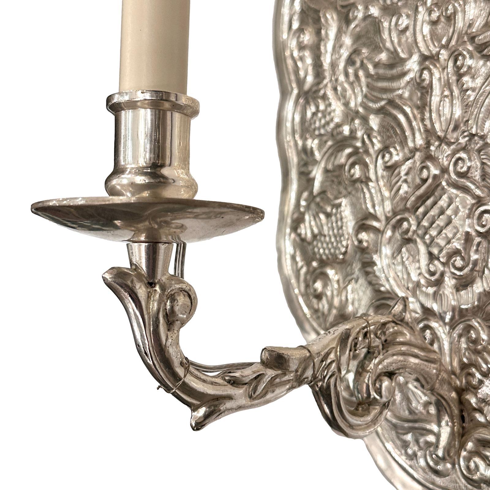 Metà XX secolo Set di lampade italiane Repoussé placcate in argento, vendute a coppia in vendita