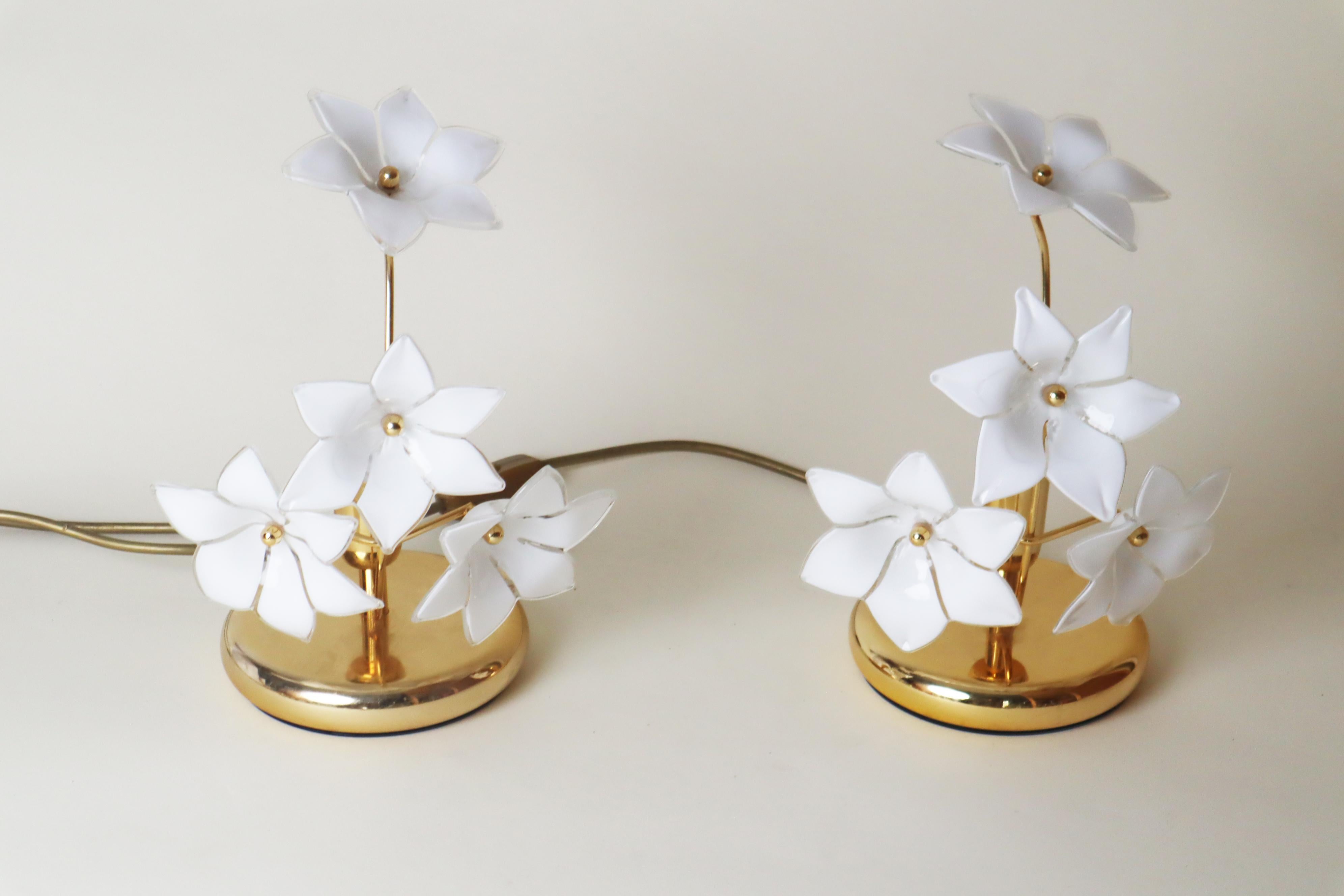 Fin du 20e siècle Ensemble de lampes de table italiennes Murano à fleurs blanches en vente