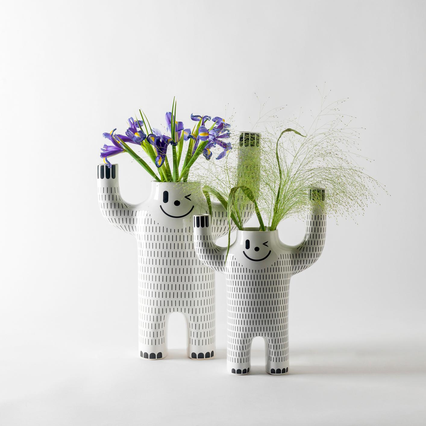 Zeitgenössischer glücklicher Yeti von Jaime Hayon.
Hergestellt von BD Barcelona (Spanien).

Vase aus glasierter Keramik in Weiß mit schwarzem Dekor.

Maßnahmen: 
14 T x 33 B x 47 H cm
10 T x 24 B x 34 H cm.