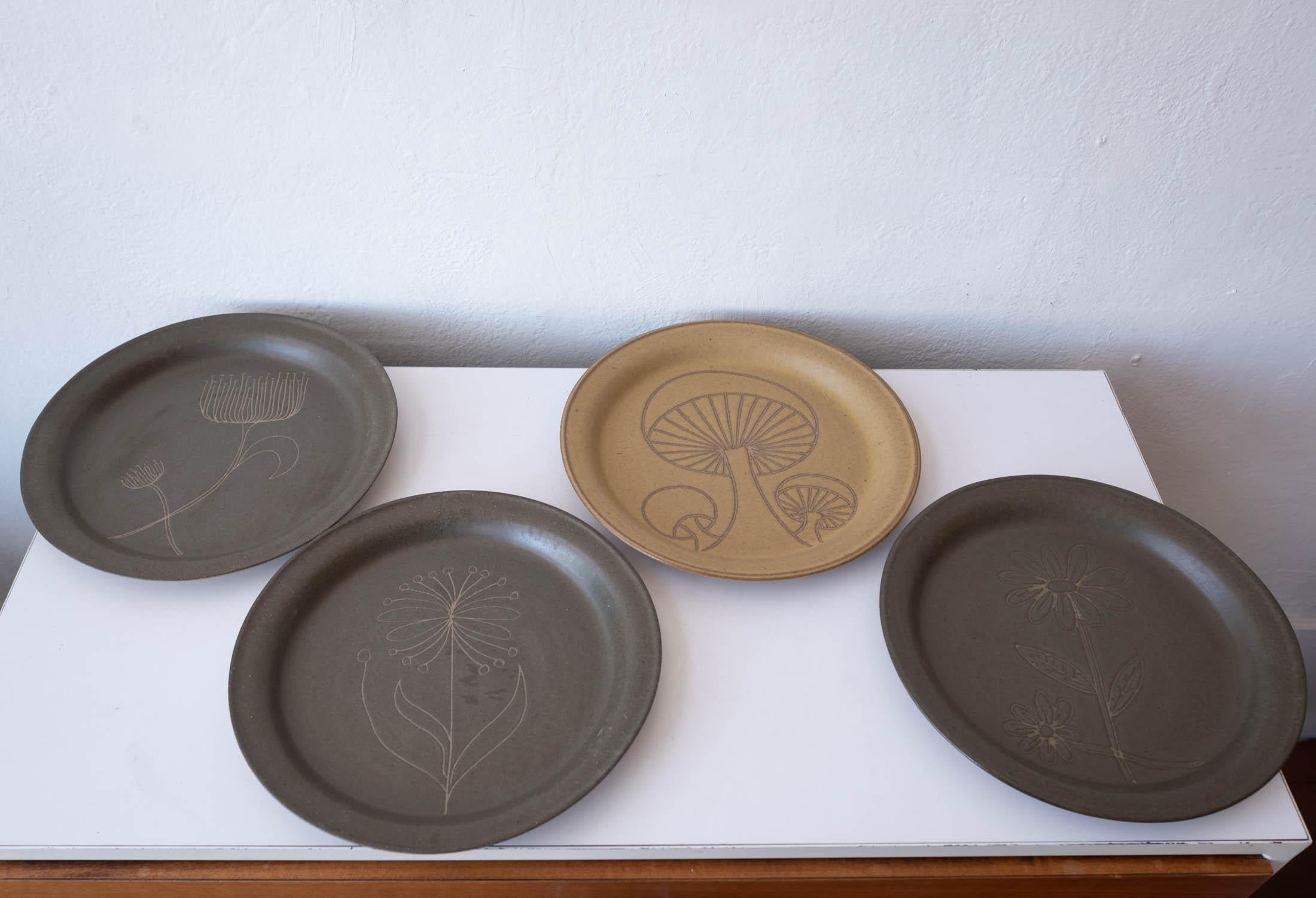 Four hard to find plates and a bowl by Jane and Gordon Martz for their company, Marshall Studios. Incised designs on all pieces. Signed on the back of each piece. 1950s USA.

Jane Marshall married Gordon Martz soon after leaving the prestigious