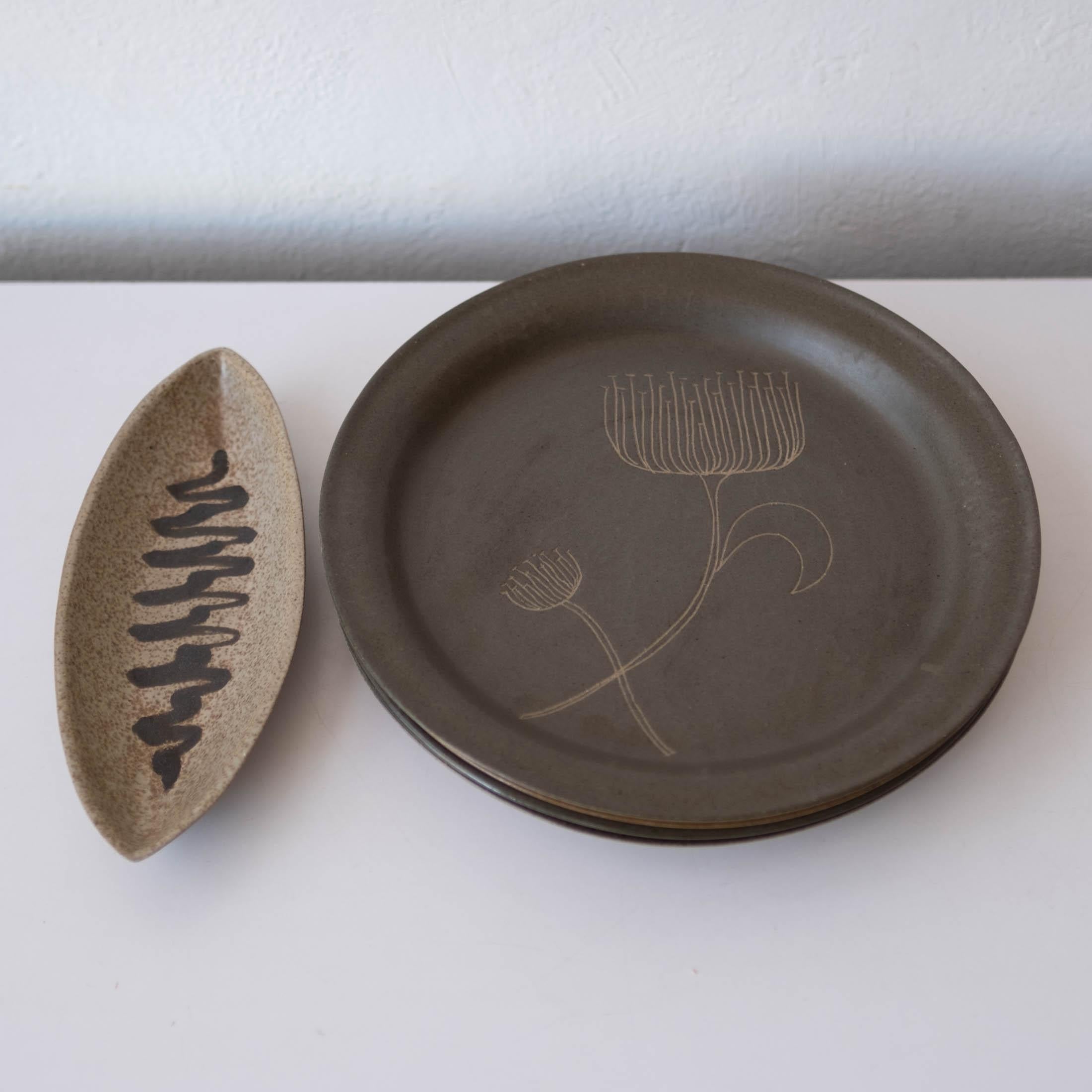 Mid-Century Modern Set of Jane and Gordon Martz Pottery Plates and Bowl