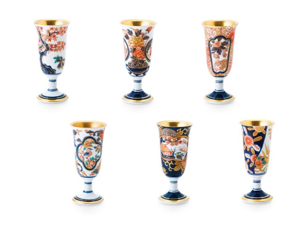 Exquisito juego de seis tazas contemporáneas de porcelana japonesa Ko-Imari (antigua Imari) de tallo corto con impresionantes motivos florales, en vivos colores rojo, azul y verde y detalles de color dorado que son característicos de la porcelana