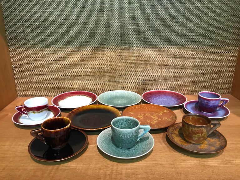 Unique set of five Japanese contemporary porcelain espresso coffee demitasse cups, saucers and dessert plates, hand-glazed in stunning signature colors on a beautifully shaped body in red, black and green, signed pieces by highly acclaimed