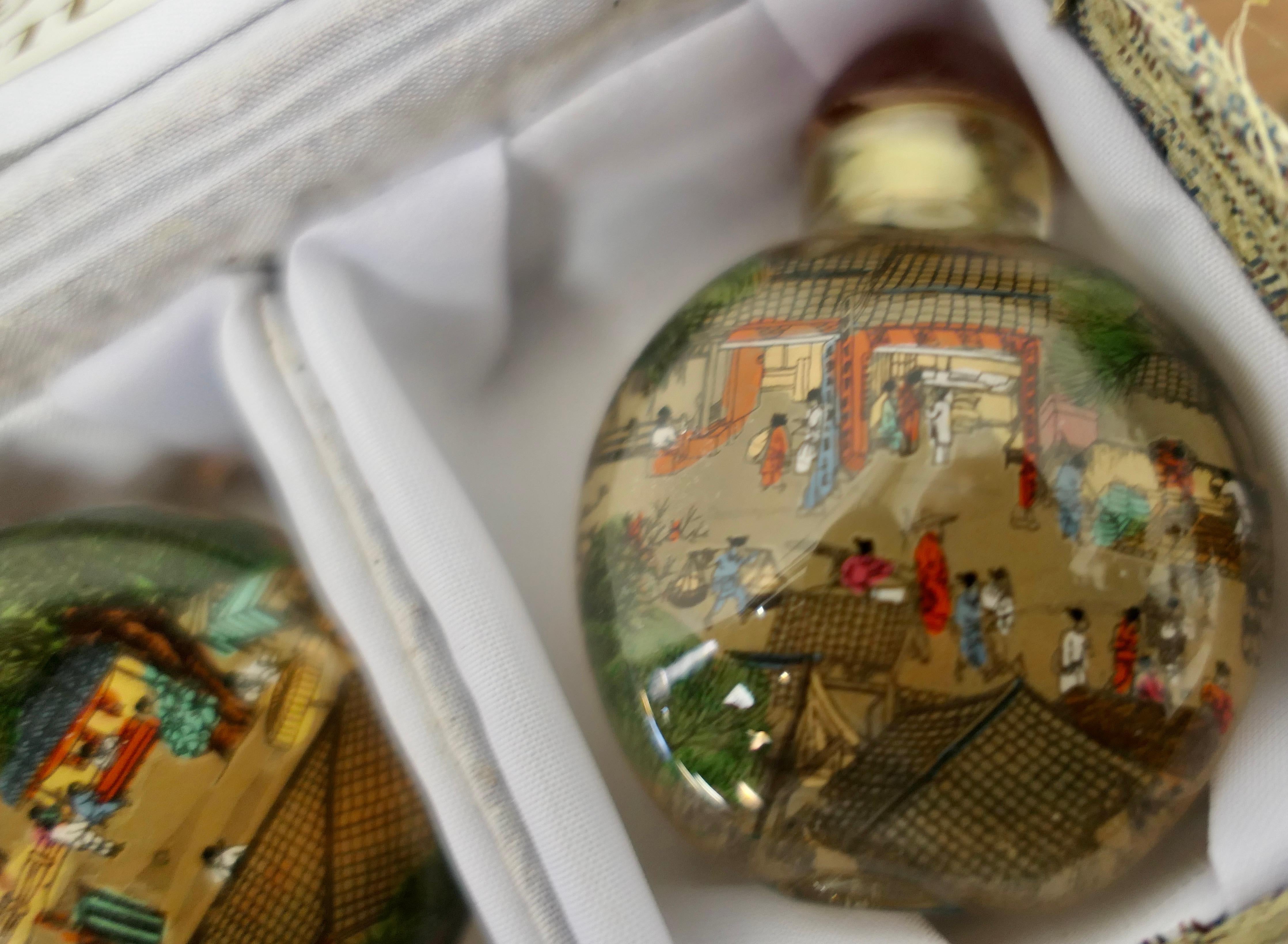 Set of Japanese Hand Painted Perfume or Snuff Bottle in Original Box   For Sale 3