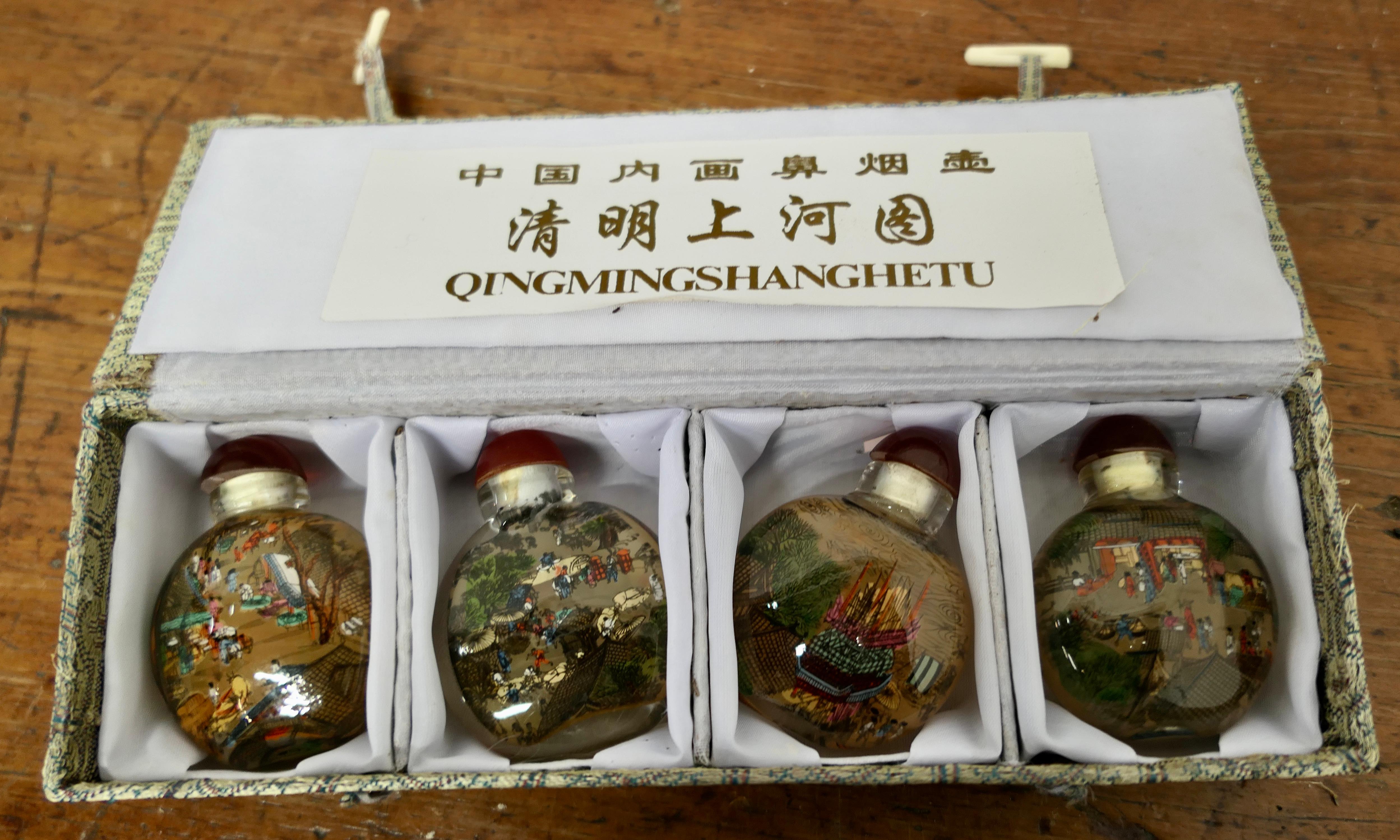 Set japanischer handbemalter Parfüm- oder Schnupftabakflasche in Originalverpackung   (Japonismus) im Angebot