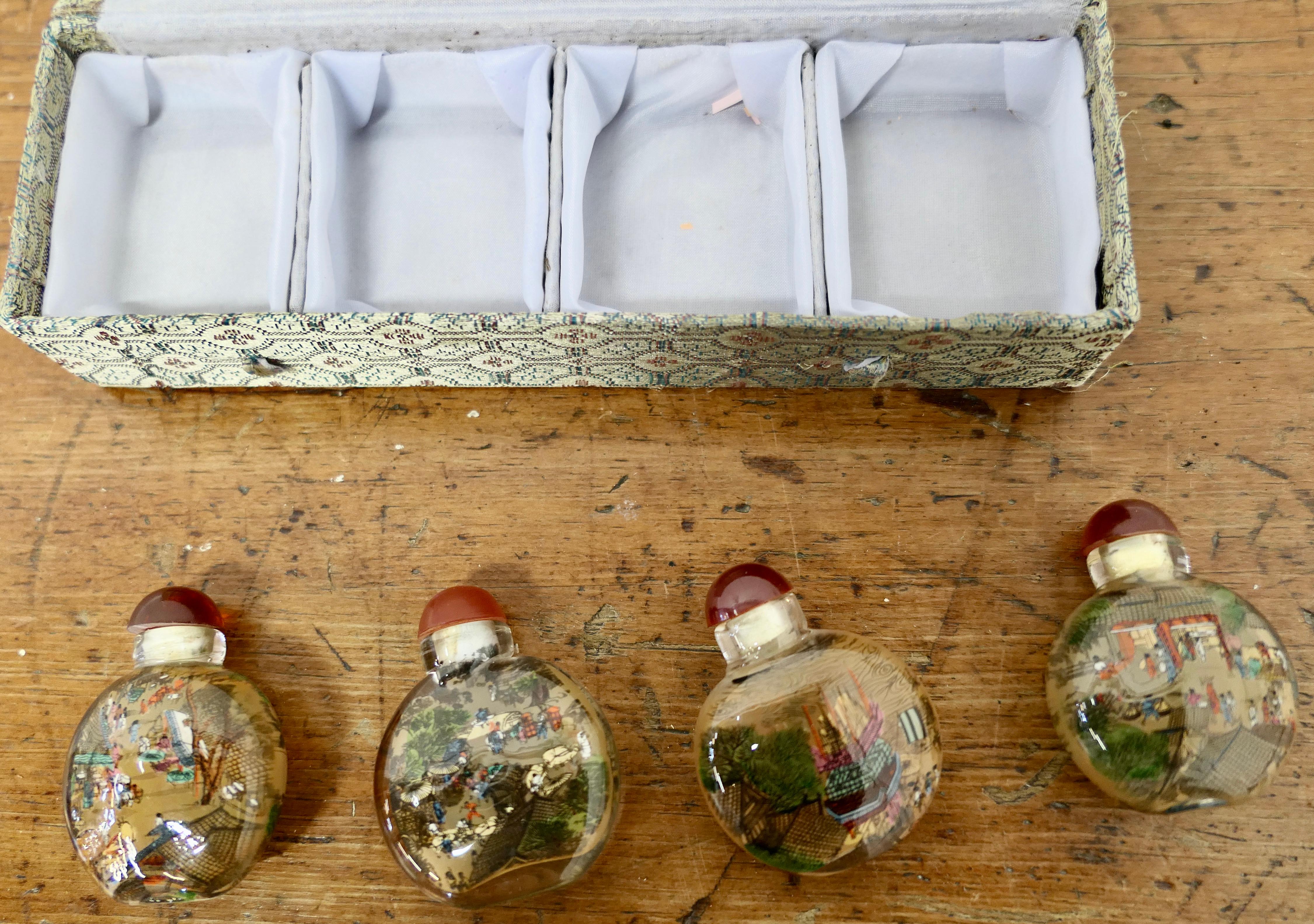 Set japanischer handbemalter Parfüm- oder Schnupftabakflasche in Originalverpackung   im Zustand „Gut“ im Angebot in Chillerton, Isle of Wight