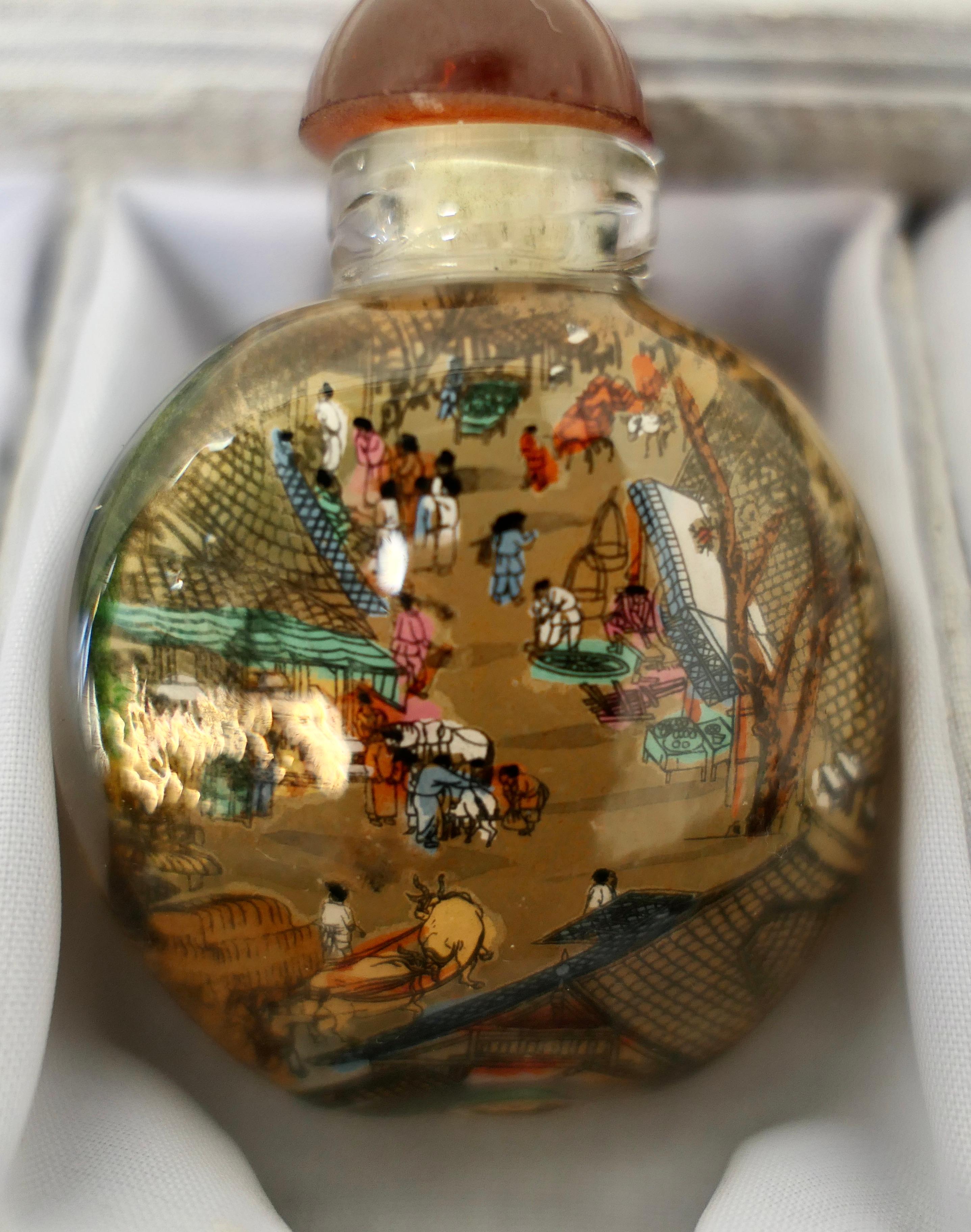 Set japanischer handbemalter Parfüm- oder Schnupftabakflasche in Originalverpackung   (Mitte des 20. Jahrhunderts) im Angebot