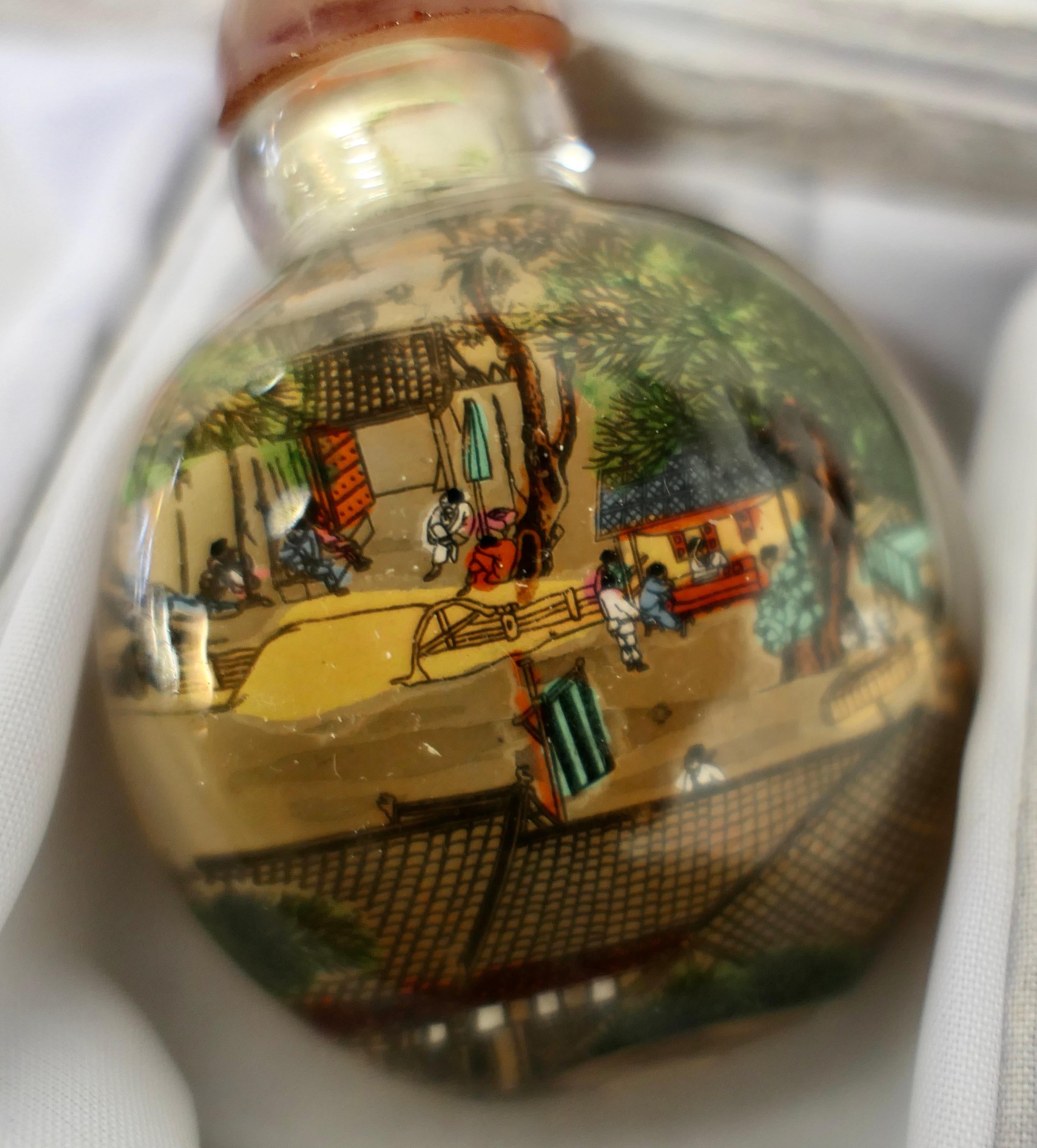 Set japanischer handbemalter Parfüm- oder Schnupftabakflasche in Originalverpackung   (Glaskunst) im Angebot