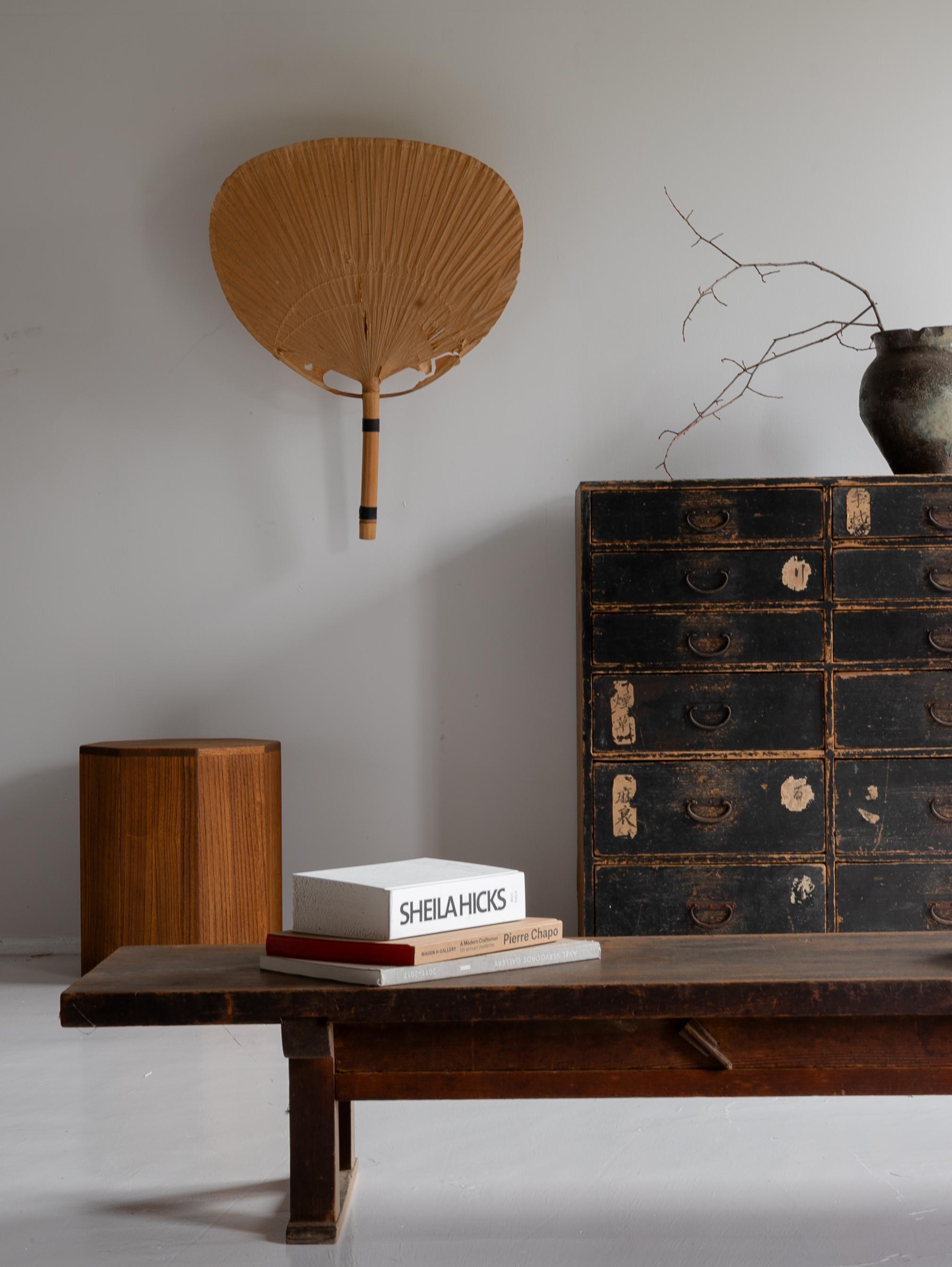 This is a vintage octagonal stool crafted in Japan,
dating from the Taisho to early Showa period (1940s–1960s).
Made from KIRI (Paulownia wood), a traditional material cherished in Japan for its lightness, resilience, and soft, silvery grain,
this