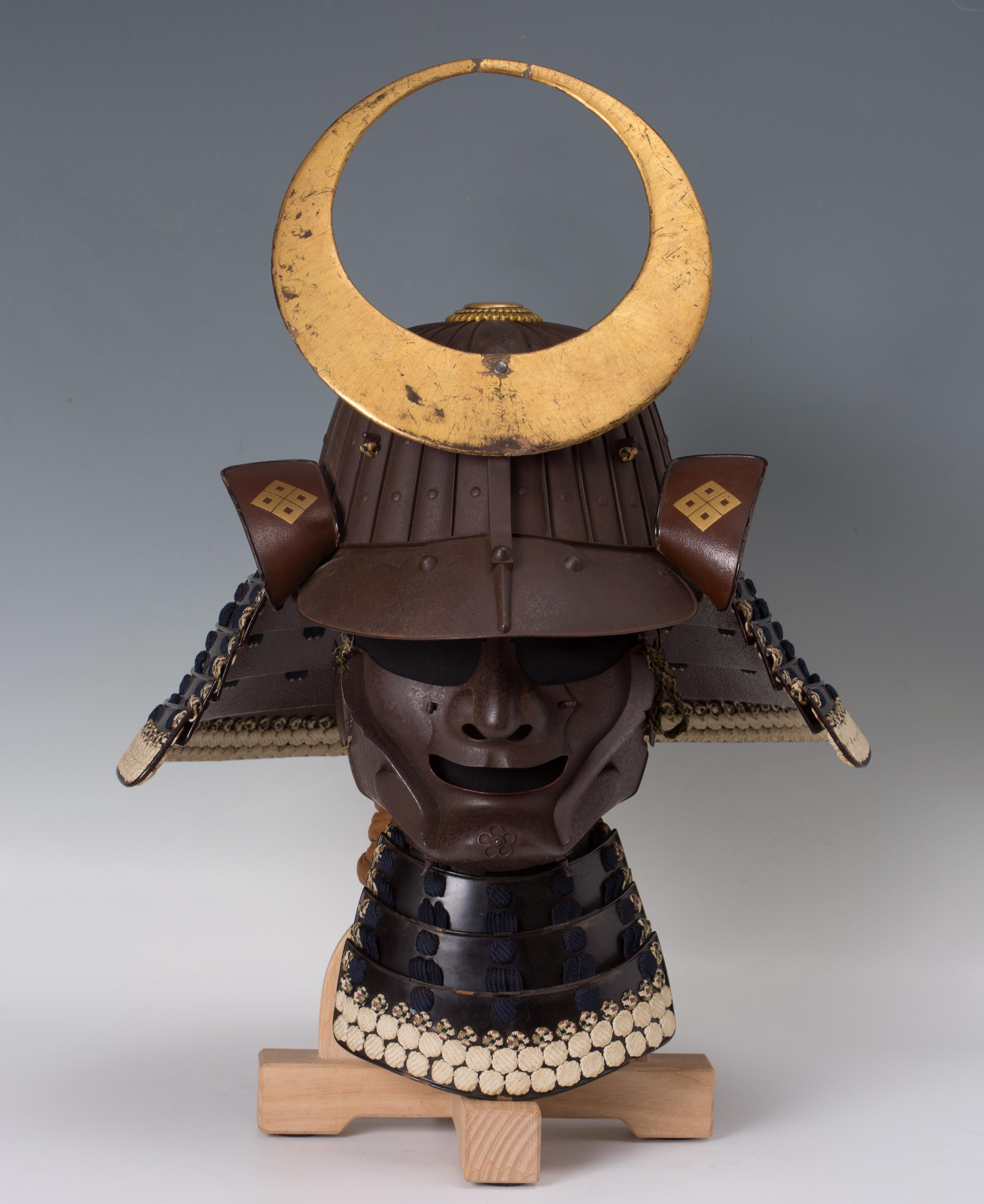 Both helmet and mask signed “Muneharu” with kao.
The helmet with an elegant shape and hammered rivets on view, with a rare construction called “double shell”. With this technique, each plate is in fact strongly curved but then flatten under the