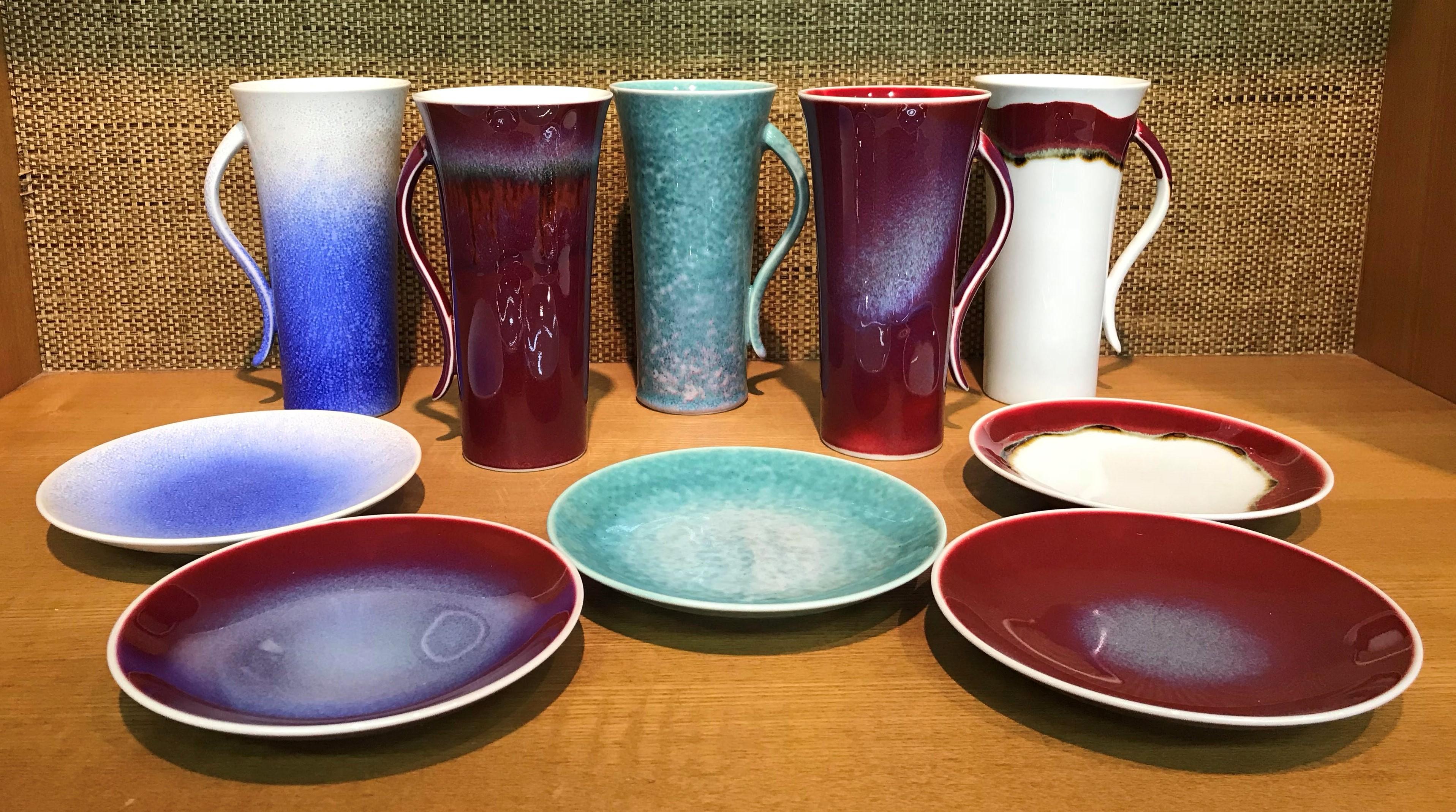 Extraordinary set of five contemporary Japanese tall hand-glazed porcelain mugs/cups and matching dessert plates, handsomely proportioned and masterfully glazed in the artist's signature blue, wine-red, green and white, signed pieces by widely