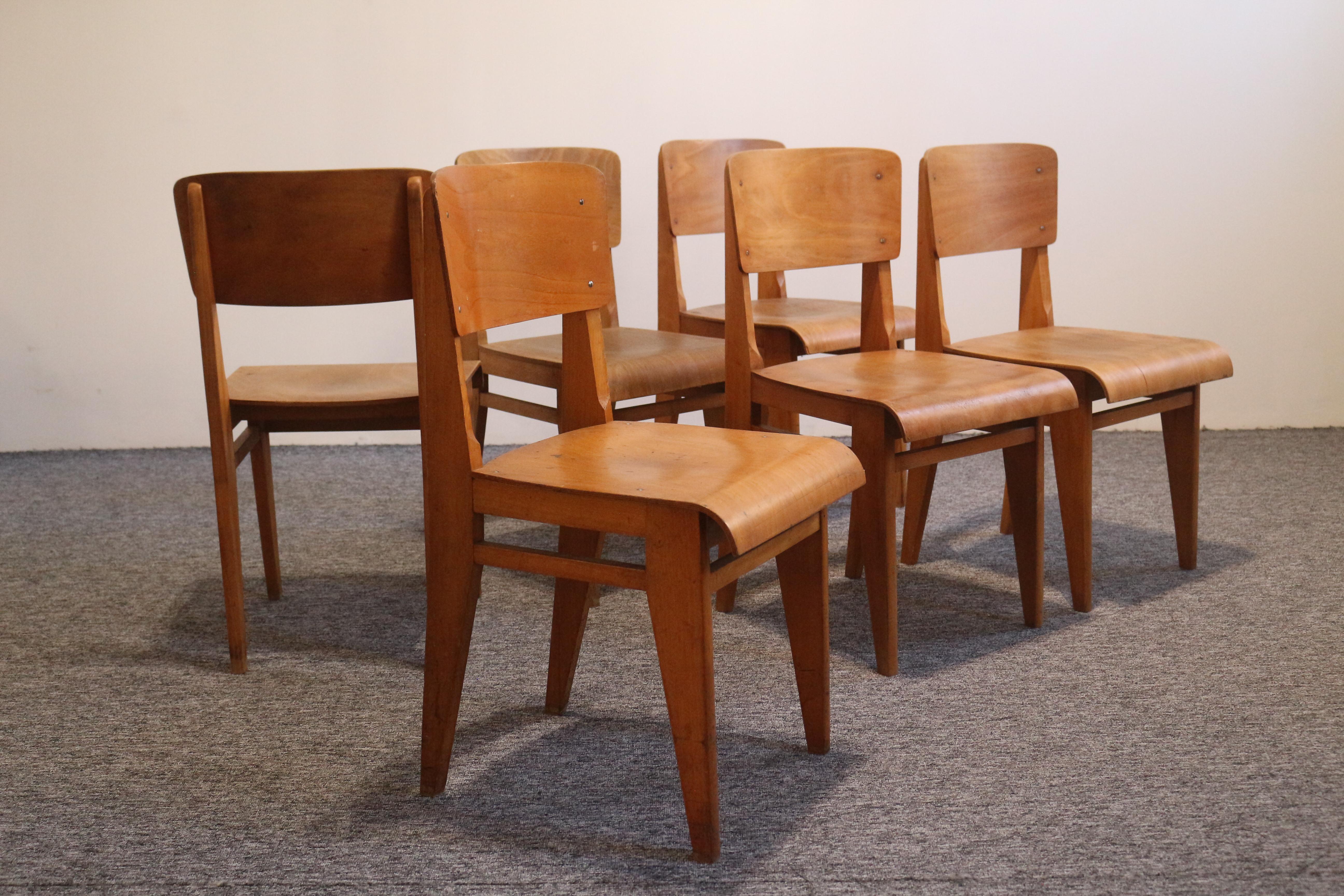 Ensemble de six chaises standard en bois Jean Prouvé 