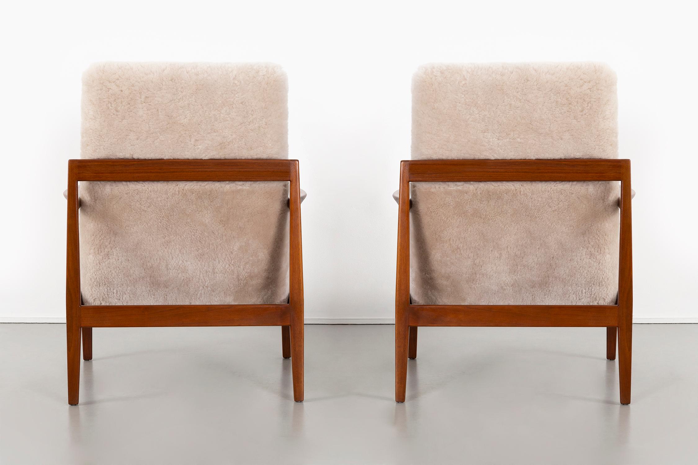 Set of Jens Risom Mid-Century Modern Shearling Lounge Chairs In Excellent Condition In Chicago, IL