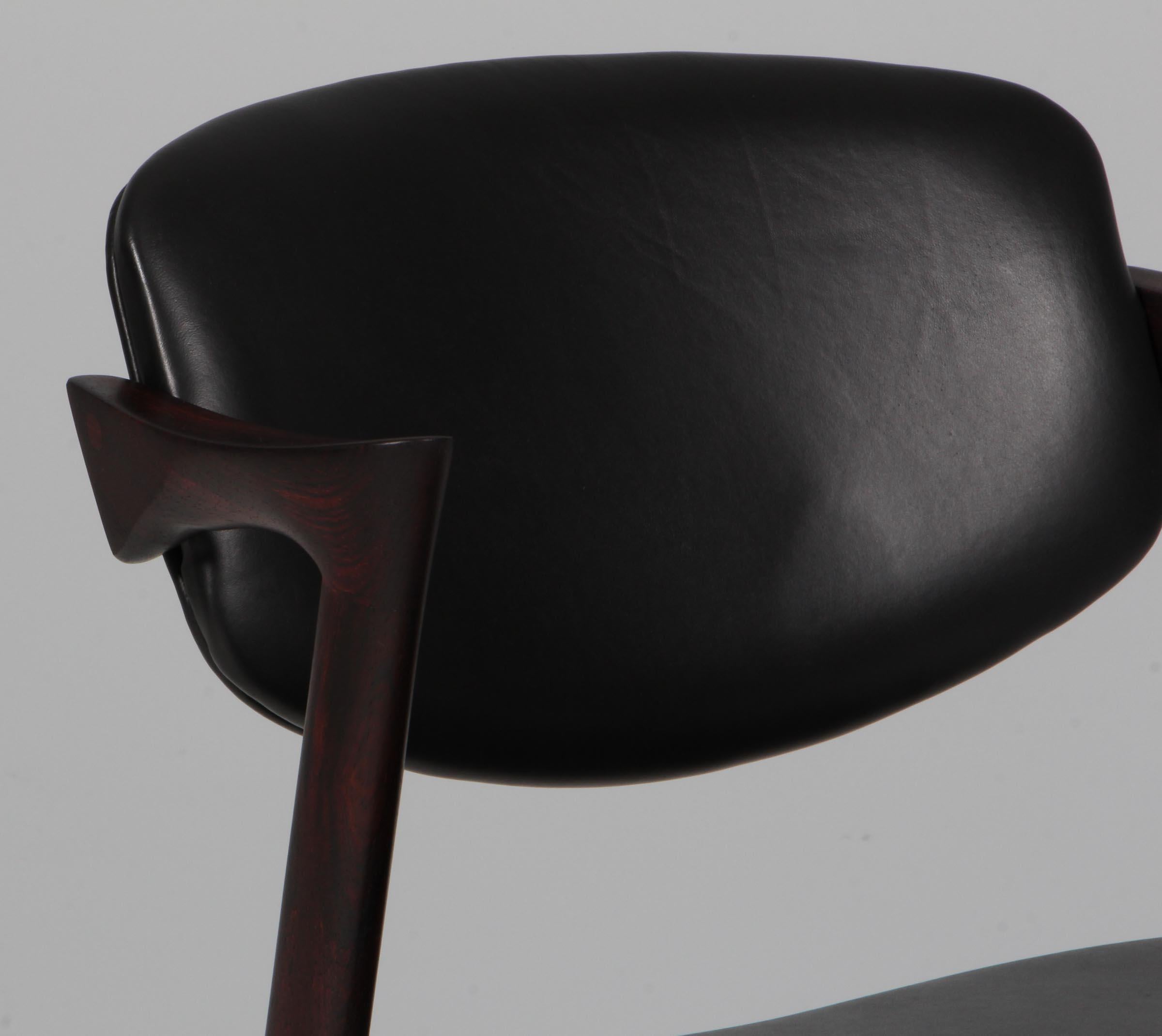 Scandinave moderne Ensemble de chaises de salle à manger Kai Kristiansen modèle 42, bois de rose, cuir aniline, années 1960 en vente