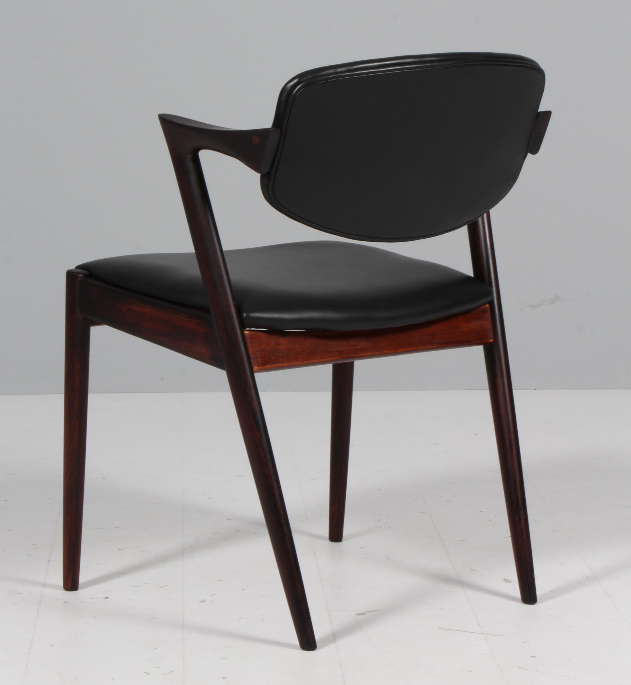 Milieu du XXe siècle Ensemble de chaises de salle à manger Kai Kristiansen modèle 42, bois de rose, cuir aniline, années 1960 en vente