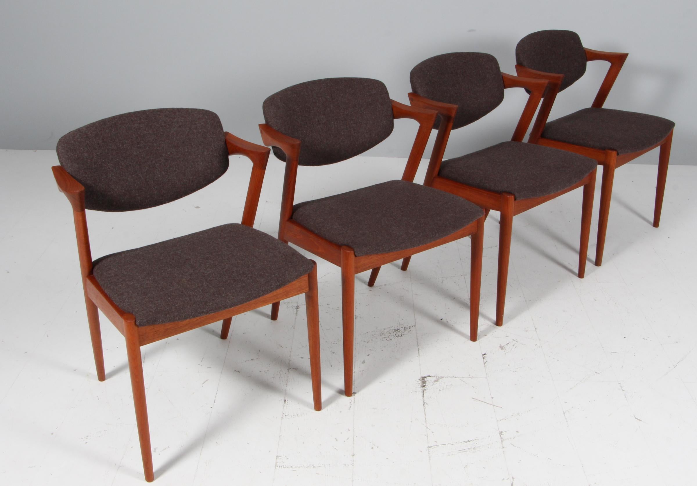 Sedie da pranzo prodotte da Skovman Andersen per i grandi magazzini Illum Bolighus di Copenaghen. La struttura è in teak con seduta e schienale imbottiti con lana della Nuova Zelanda al 100%. Lo schienale è dotato di funzione di inclinazione per un
