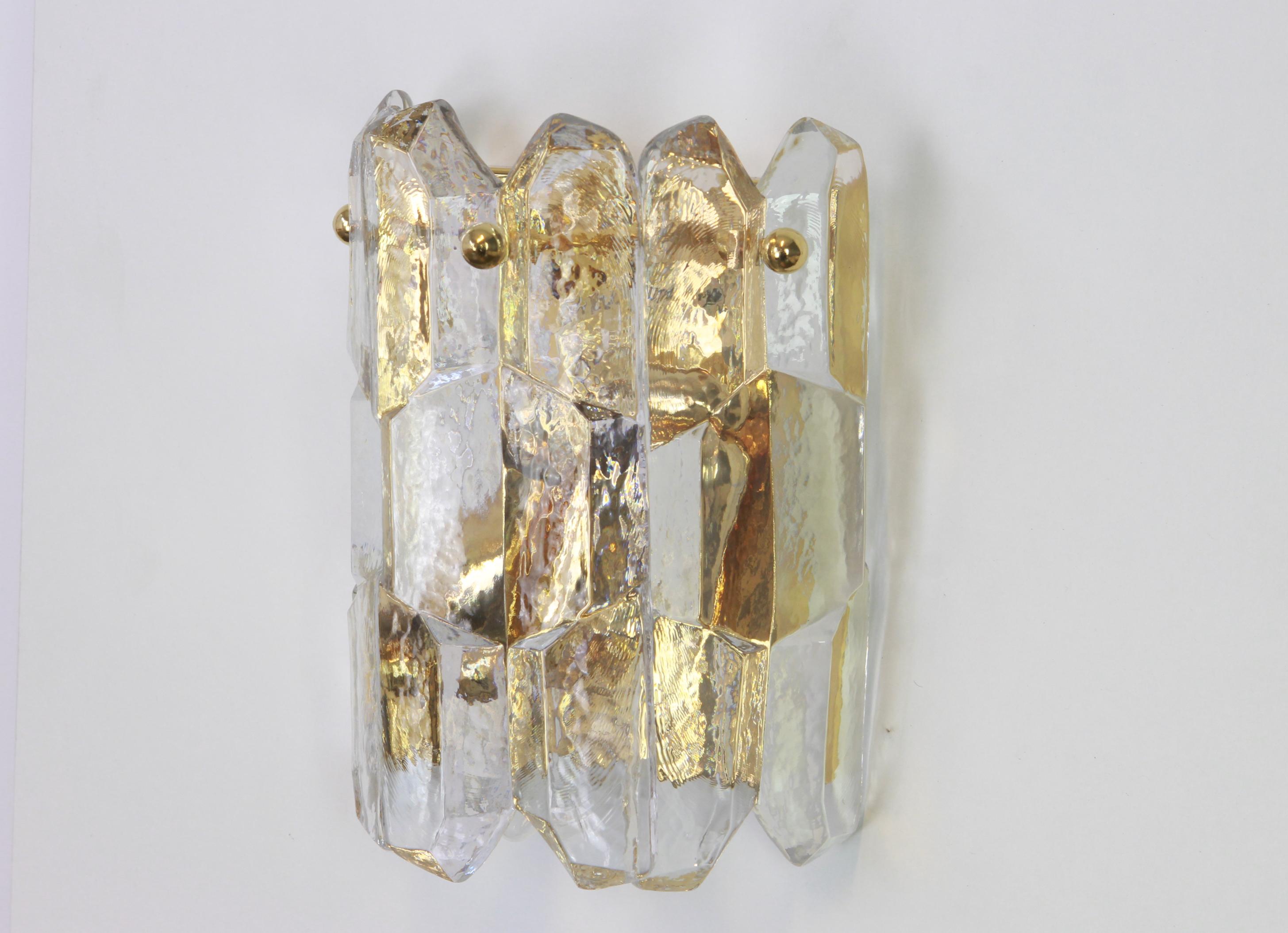 Maravillosa pareja de apliques de pared de latón dorado de mediados de siglo con 3 piezas de cristal de Murano, fabricados por Kalmar, Austria, hacia 1960-1969.

Cada aplique admite dos bombillas E14.
Las bombillas no están incluidas. Es posible