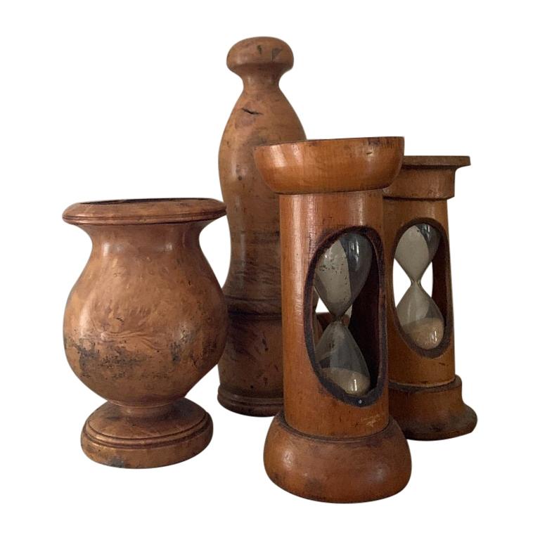 Set aus Küchenbaumholz mit 2 Sanduhren, einem Kerzenständer und einer Pfeffermühle im Angebot