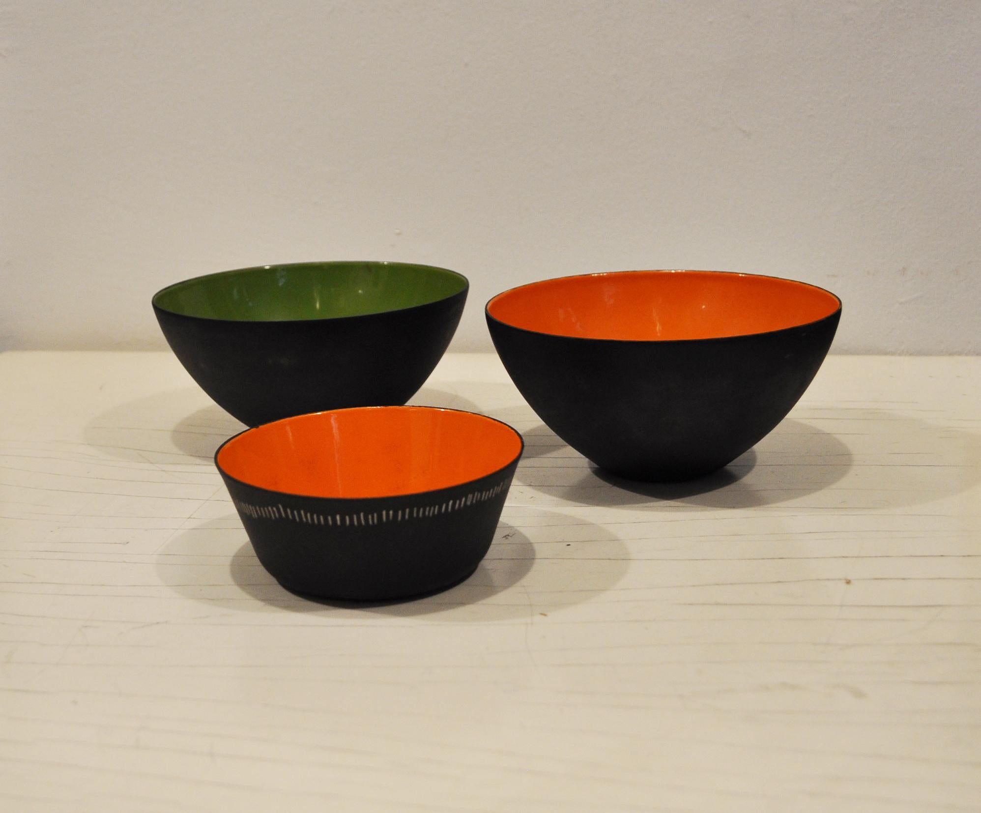 Set of bowls in enameled metal.
Krenit model
Designer Herbert Krenchel
Producer Torben Orskov
Year 1953
Measure: cm D 16 x H 8
cm D 12 x H 5.