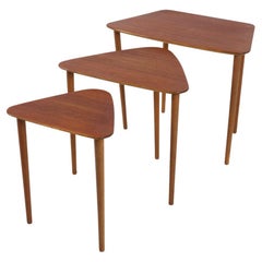 Tavoli nidificanti e impilabili moderni del Mid-Century