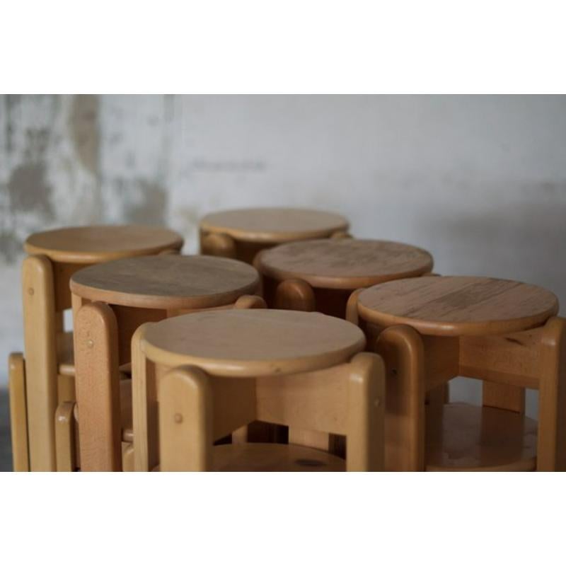Conjunto de taburetes de haya lacada, años 60

Diseño Vintage
Atemporal desde los años 60 con este conjunto de 20 taburetes de haya lacada, una fusión perfecta de diseño retro y funcionalidad contemporánea. Estos taburetes encarnan el estilo