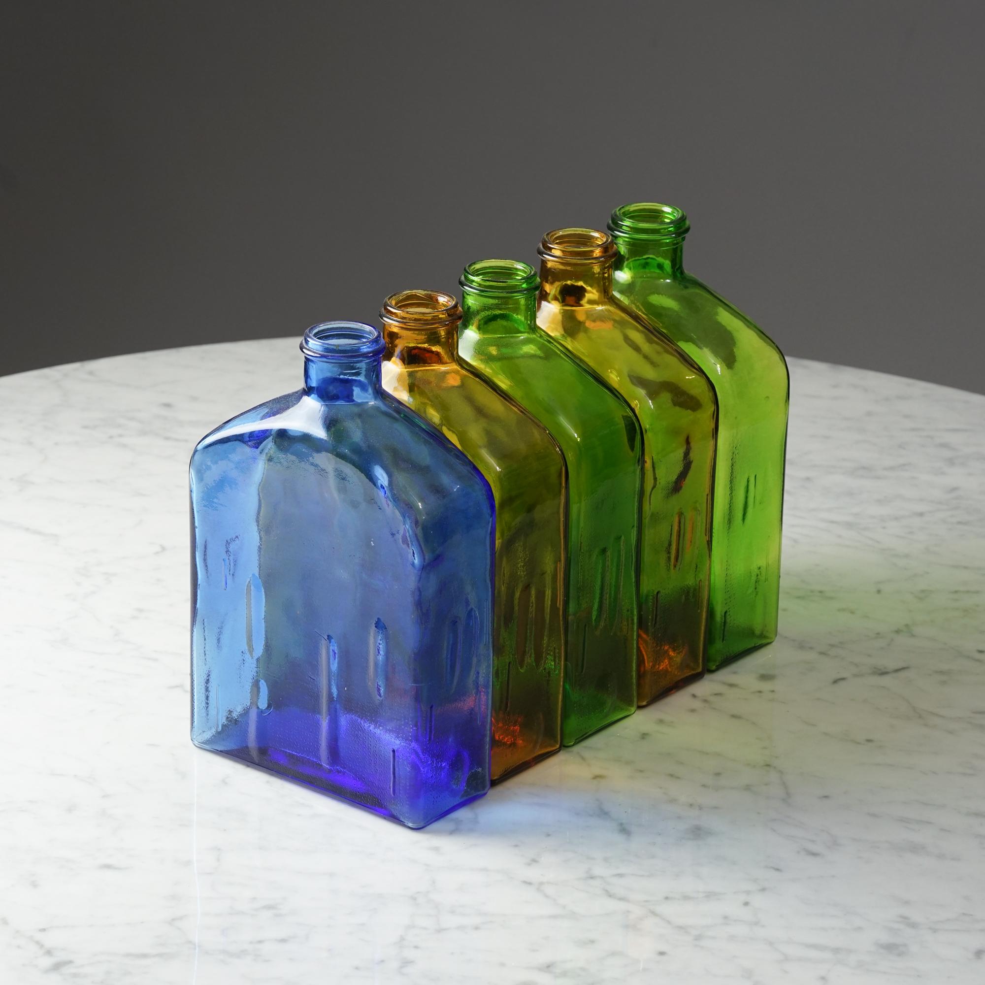 Bel ensemble de grands vases / bouteilles en verre décoratifs conçus par Helena Tynell (1918 - 2016) dans les années 1970 pour la verrerie finlandaise Riihimäen. 

Mesures de la bouteille individuelle : L : 17,5cm P : 7cm H : 27.5.