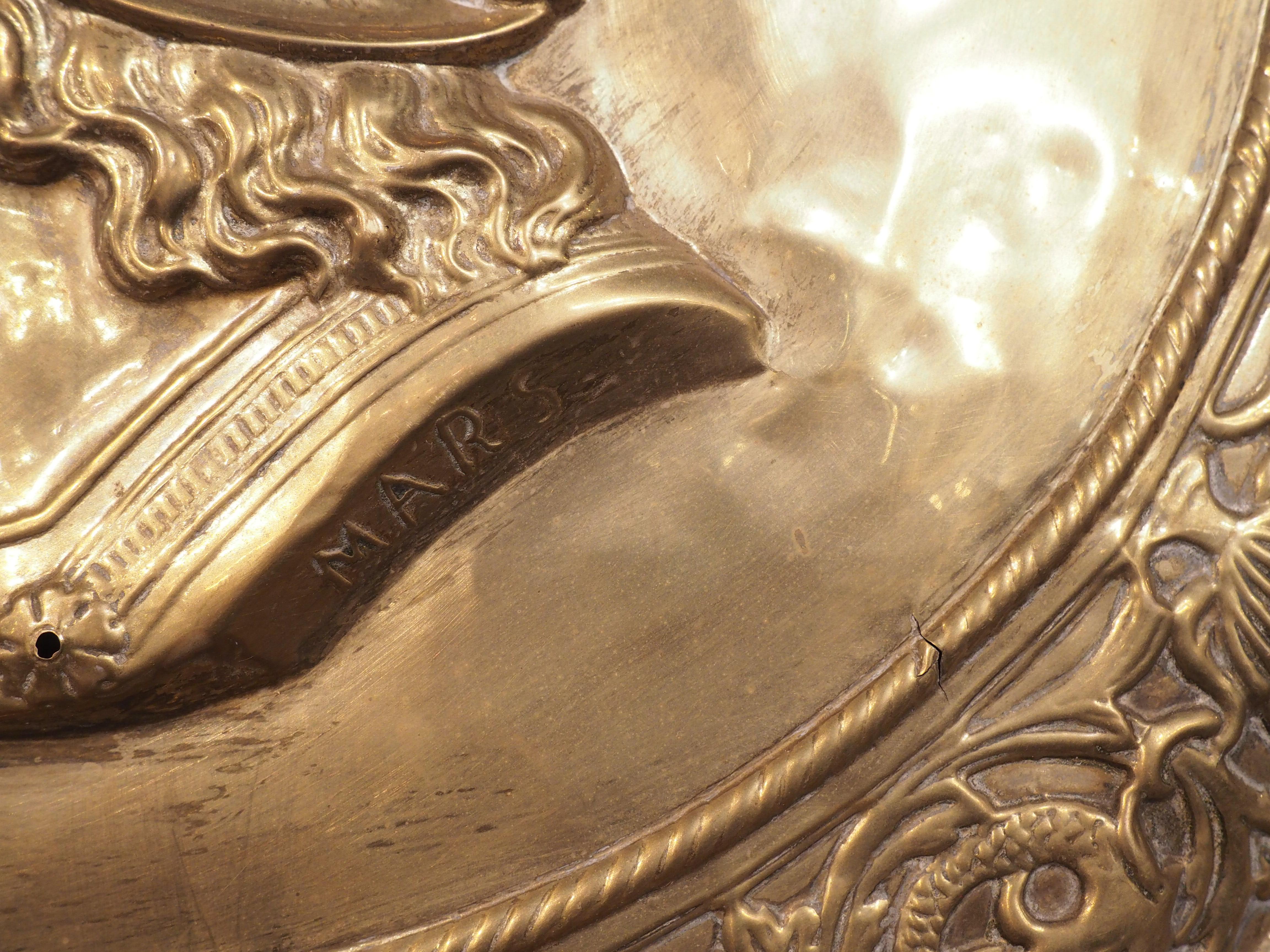 Set großer französischer Repousse-Teller aus Messing aus dem 19. Jahrhundert mit Mars- und Minerva-Motiv im Angebot 3
