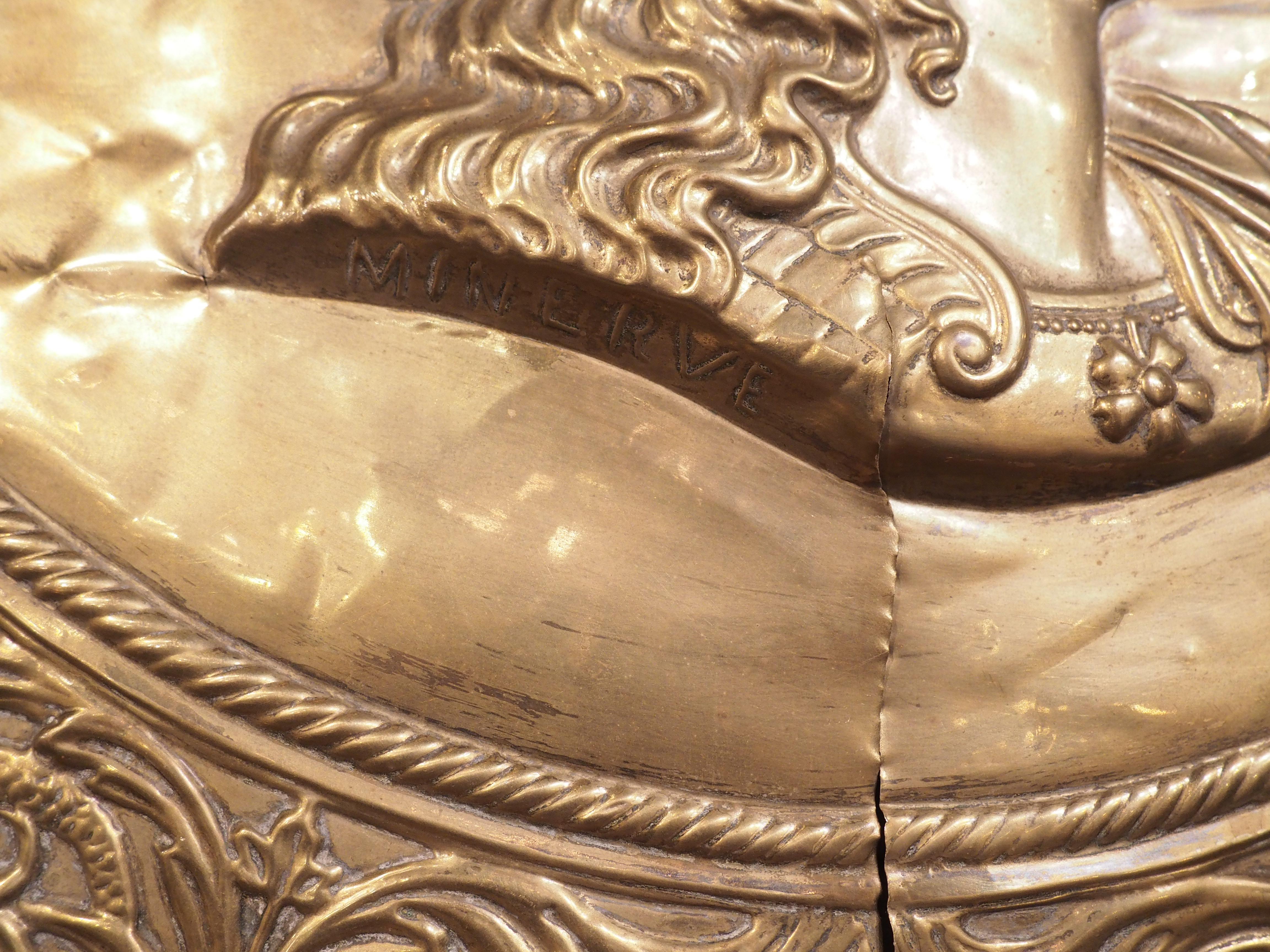 Set großer französischer Repousse-Teller aus Messing aus dem 19. Jahrhundert mit Mars- und Minerva-Motiv im Angebot 4