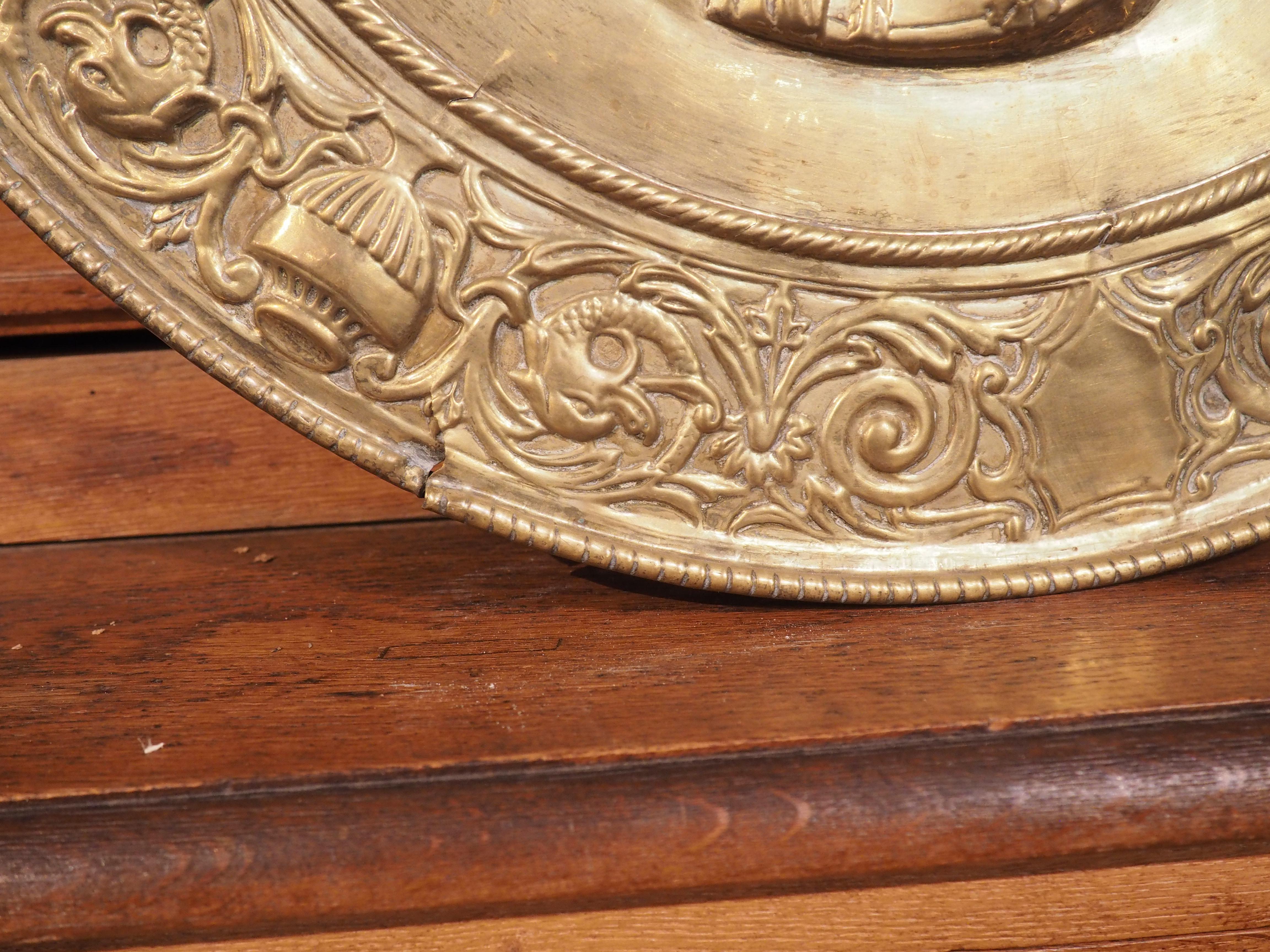 Set großer französischer Repousse-Teller aus Messing aus dem 19. Jahrhundert mit Mars- und Minerva-Motiv im Angebot 1