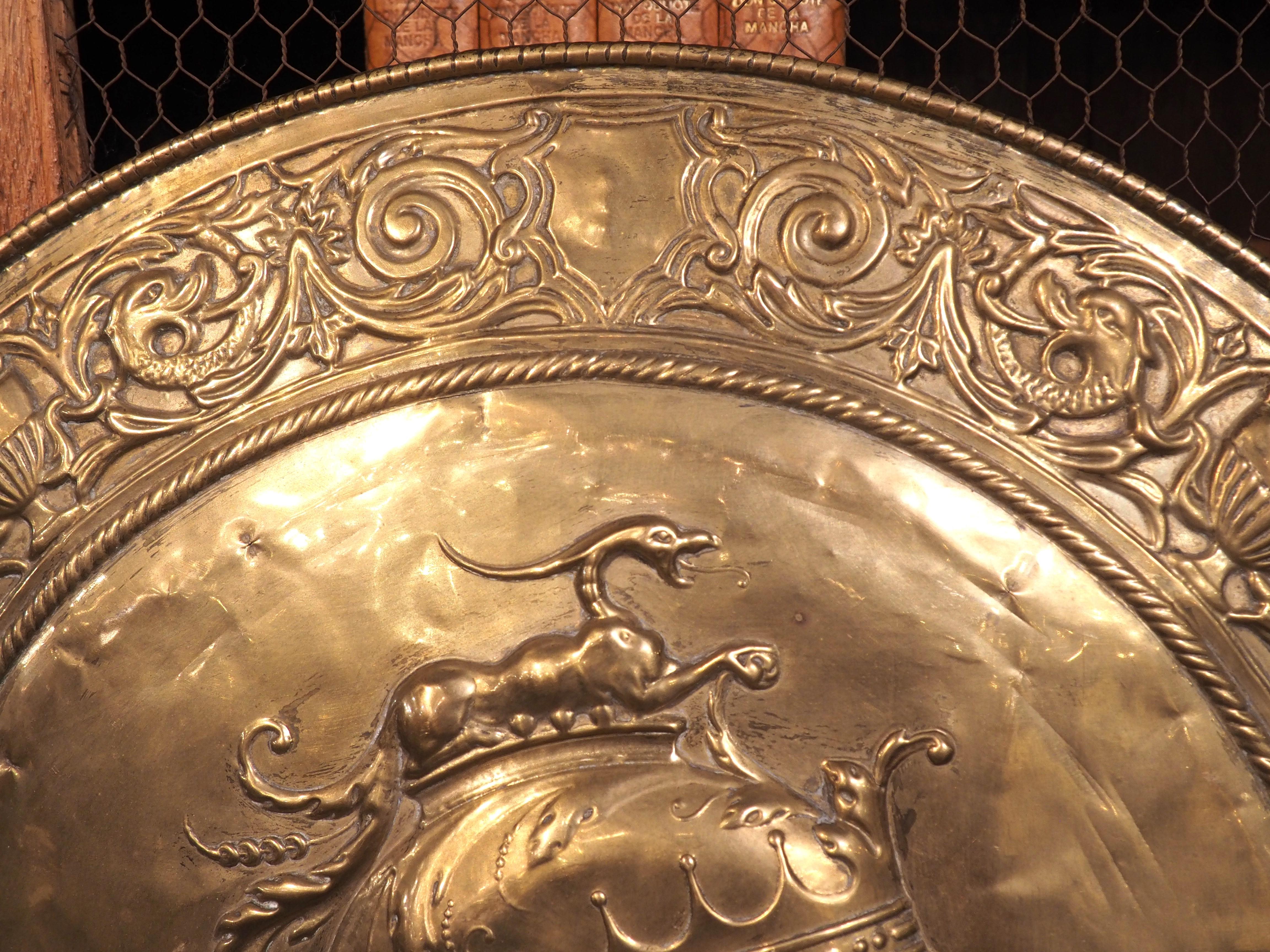 Set großer französischer Repousse-Teller aus Messing aus dem 19. Jahrhundert mit Mars- und Minerva-Motiv im Angebot 2