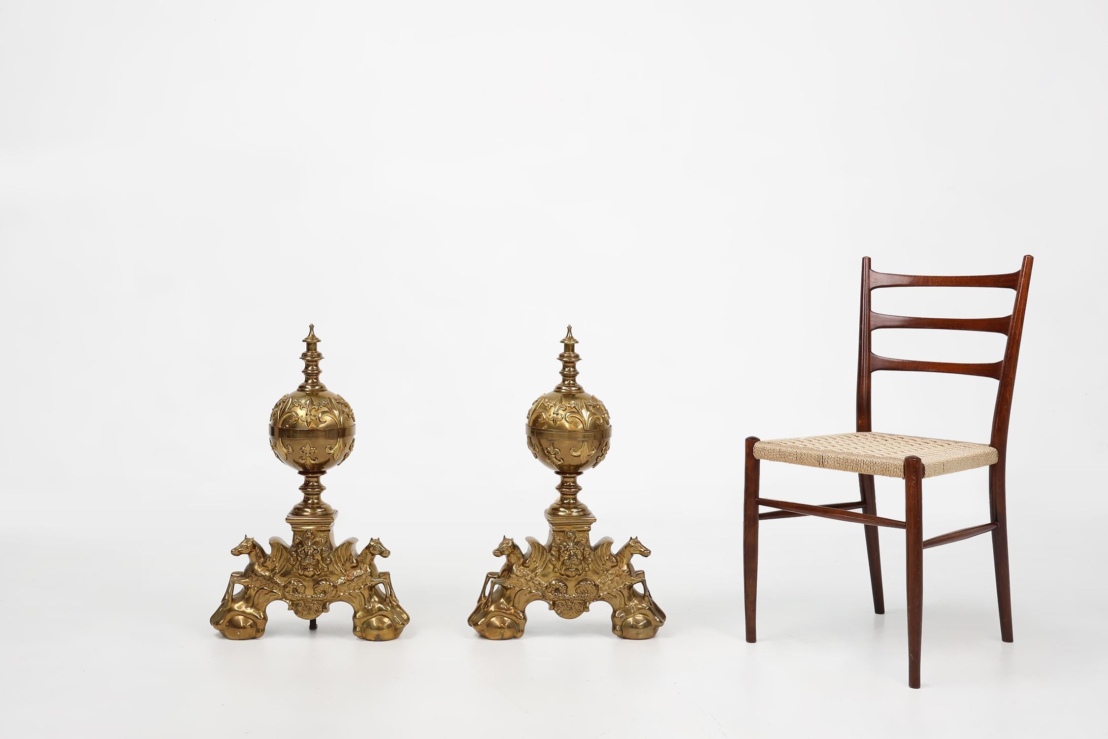 France / 1940 / paire de chandelles / cuivre / néo-classique

Paire de canapés à feu français très décoratifs fabriqués au 20e siècle dans un style néoclassique. Cet ensemble exceptionnel a été réalisé en cuivre. Richement décorée de chevaux et de