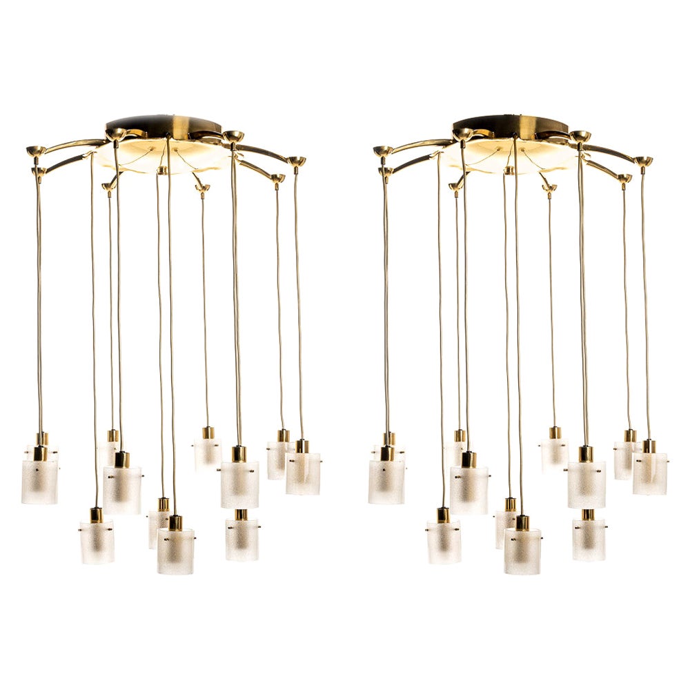 Set di grandi lampadari in vetro e ottone