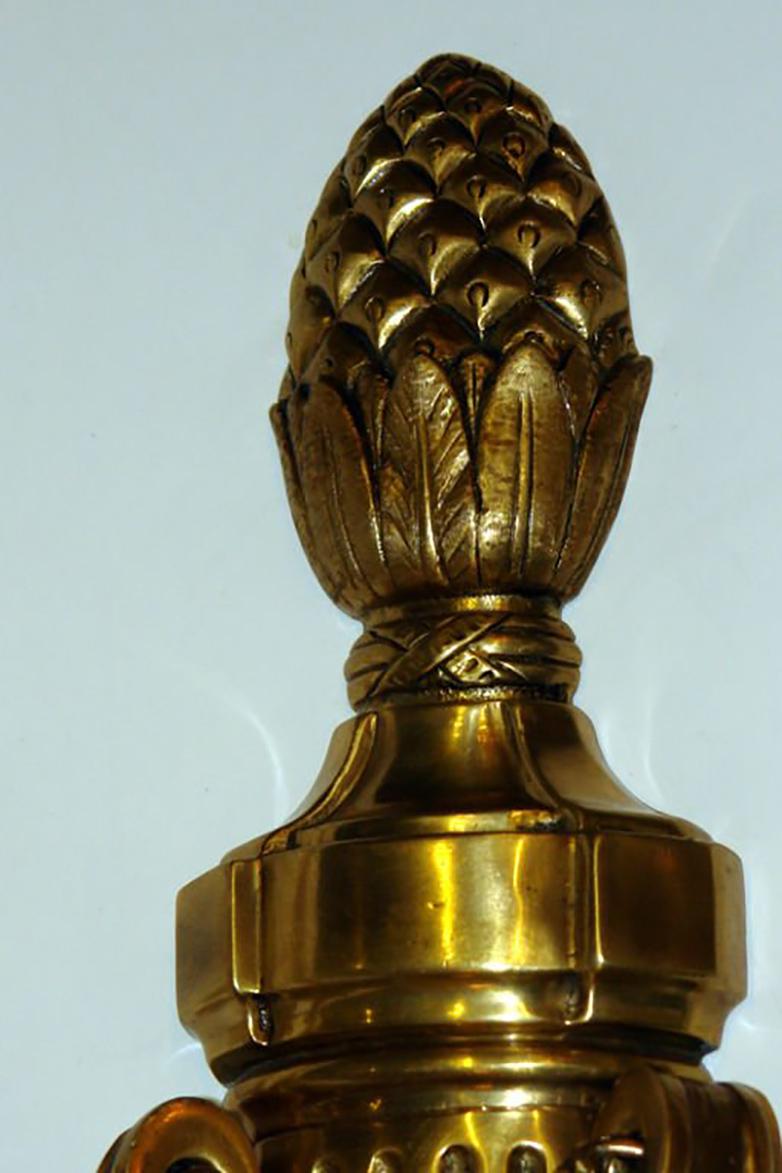 Un ensemble de huit appliques à double lumière de style Louis XVI, datant d'environ 1900, avec une finition dorée d'origine. Prix et vente par paire.

Mesures :
Hauteur : 26.5