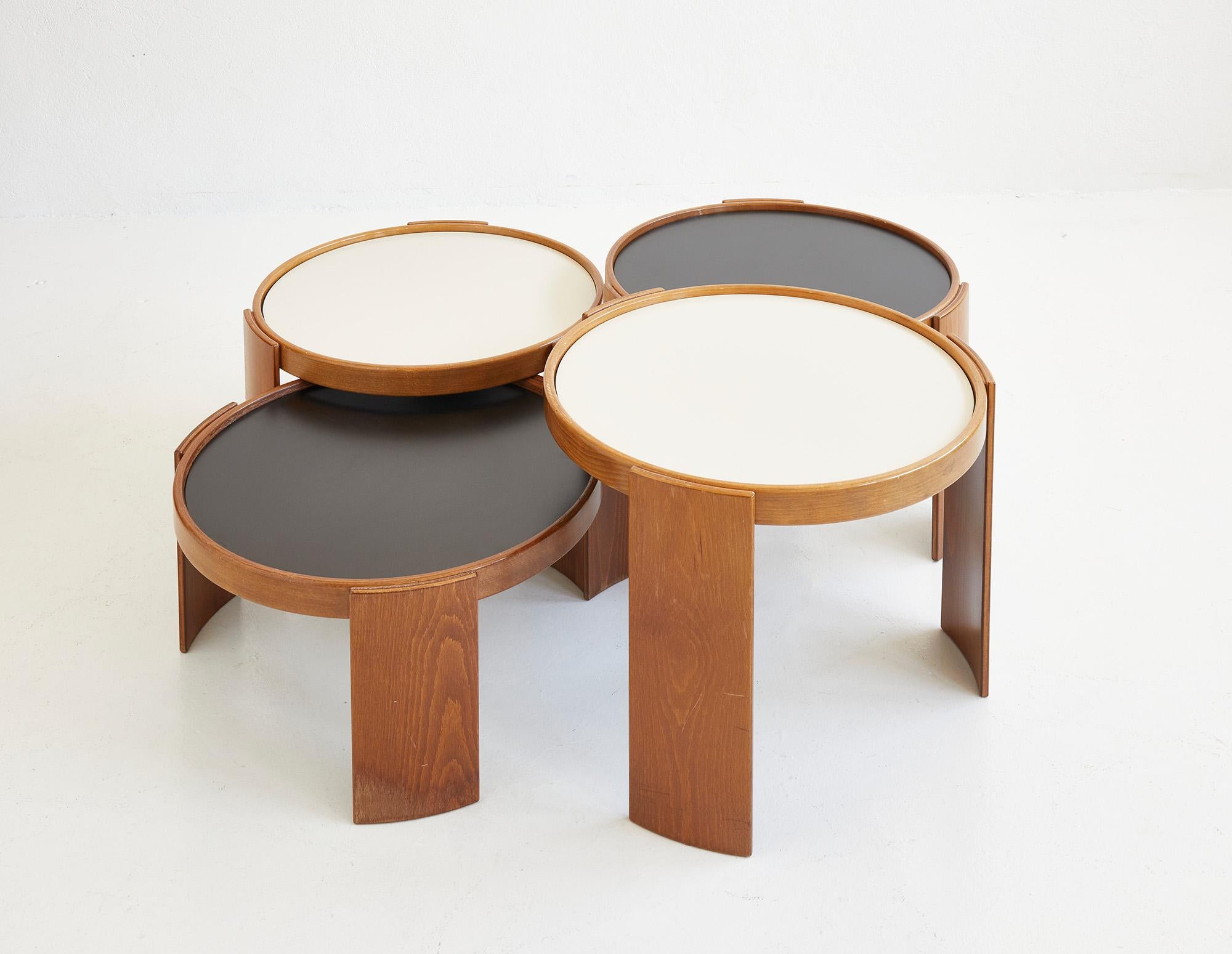 Un ensemble de quatre tables basses en frêne avec des plateaux noirs/blancs à double face, conçues par Gianfranco Frattini en 1966 pour Cassina.

Le modèle 783 est le plus grand de la collection 780/783 et il est difficile de le trouver dans cette