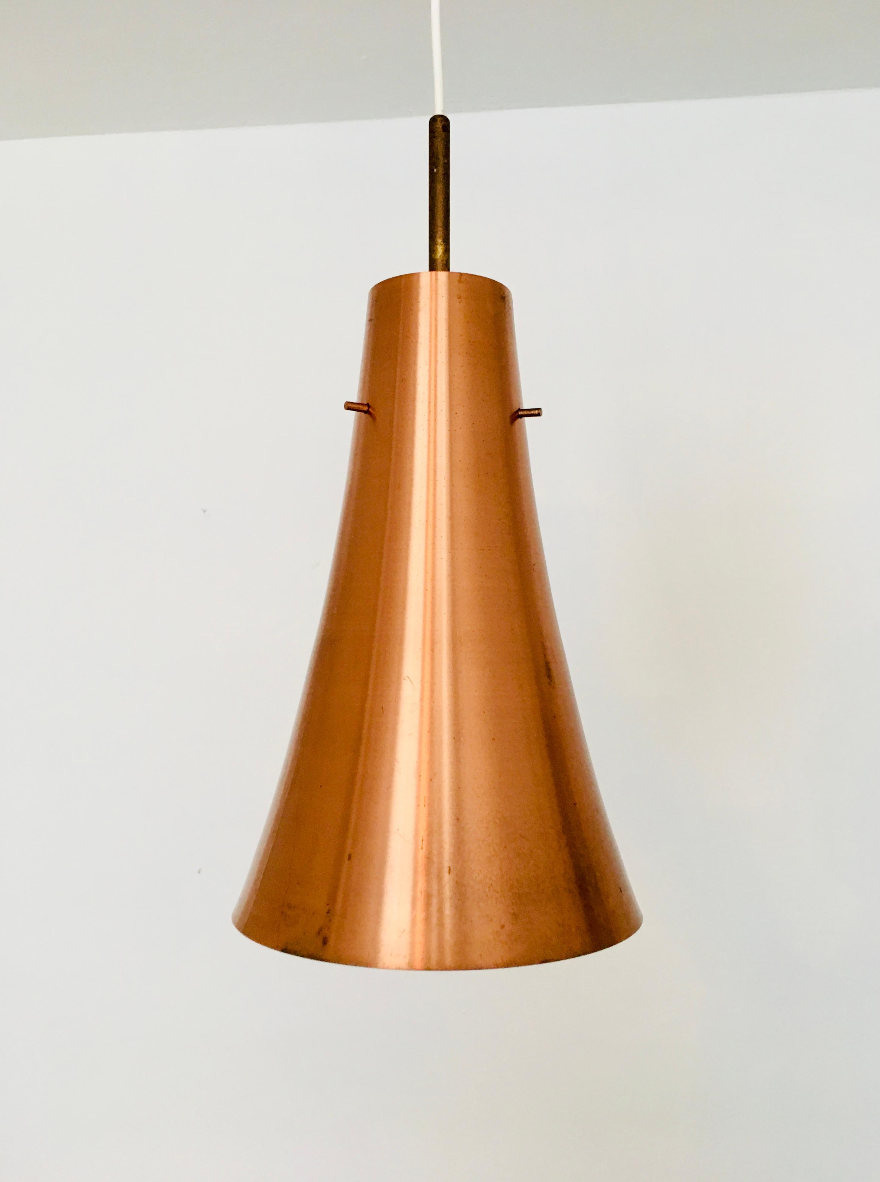 Very nice trumpet-shaped copper lamp from the 1950s.
The copper creates a very warm light that conveys a strong sense of security.
Great solid workmanship and a real eye-catcher for every home.

Condition:

Good vintage condition with signs of