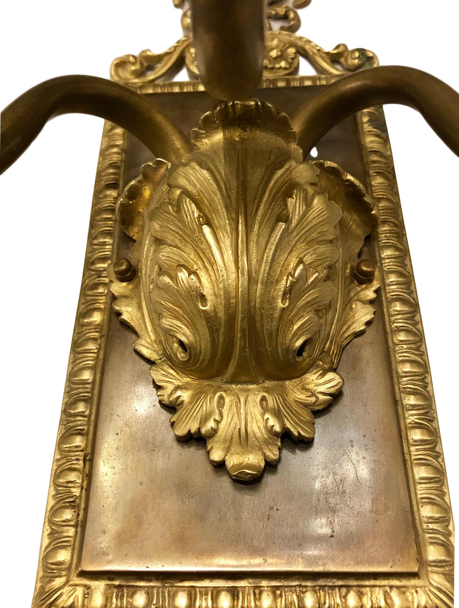 Bronze Ensemble de grandes appliques néoclassiques en bronze, vendues par paire en vente