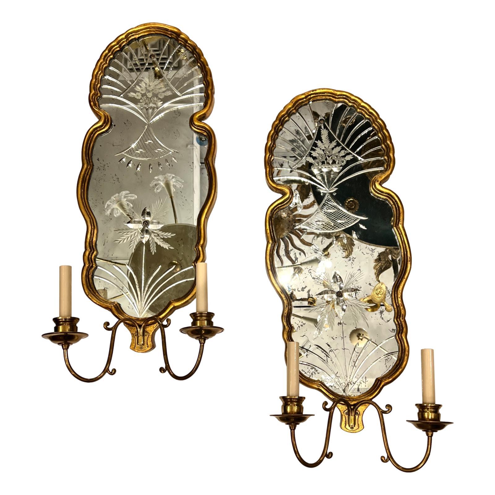 Un set di quattro grandi applique francesi a due bracci con motivo a fogliame inciso, risalenti agli anni '40 circa. Venduto al paio.

Misure:
Altezza: 32