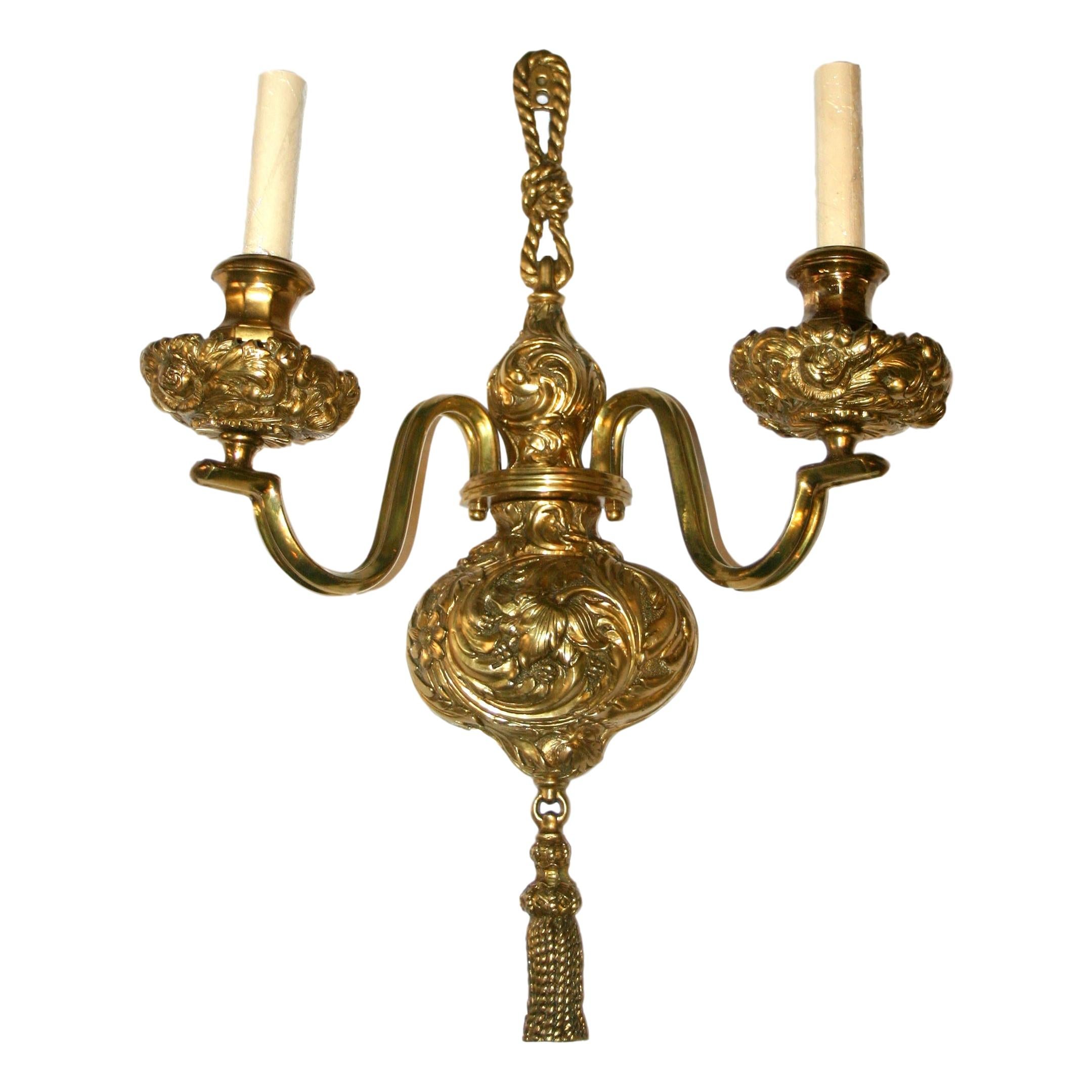 Un set di 4 appliques americane in bronzo dorato del 1910 circa con finitura dorata, motivo a fogliame sul corpo e dettaglio a nappe nella parte inferiore. Venduto in coppia.

Misure:
Altezza 22,5
Profondità 7