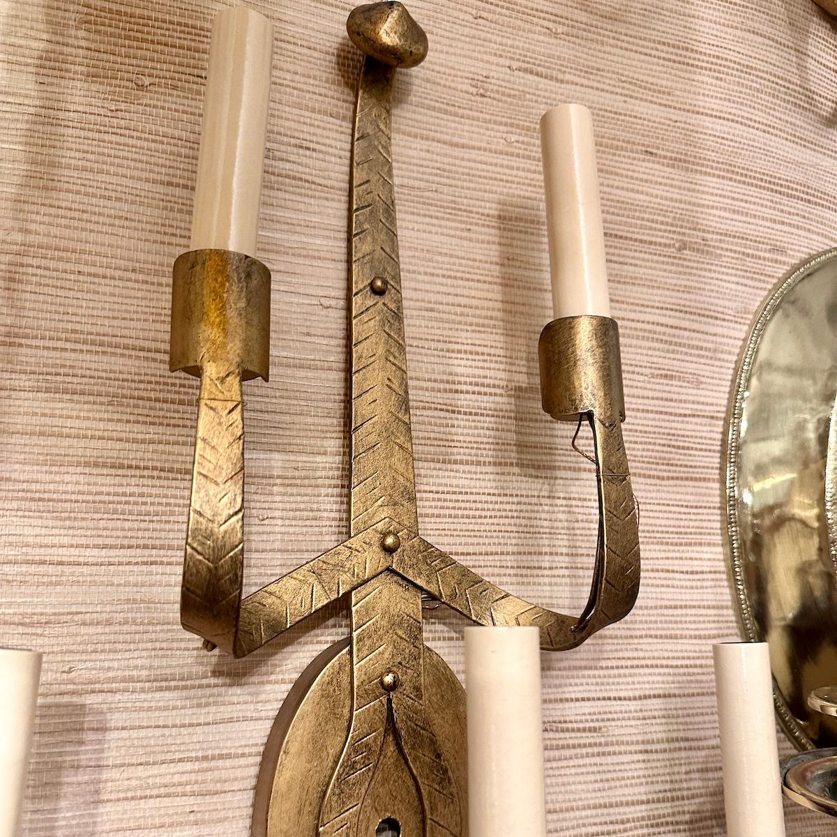 Ferro Set di grandi lampade in ferro dorato, vendute a coppia in vendita