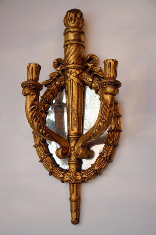Italiano Set di grandi lampade in legno d'orato con piastra a specchio, vendute a coppia in vendita