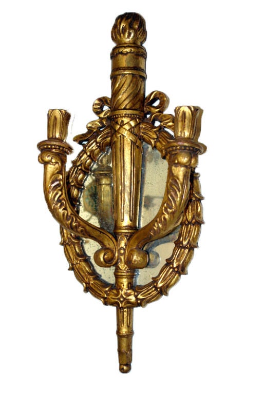Dorato Set di grandi lampade in legno d'orato con piastra a specchio, vendute a coppia in vendita