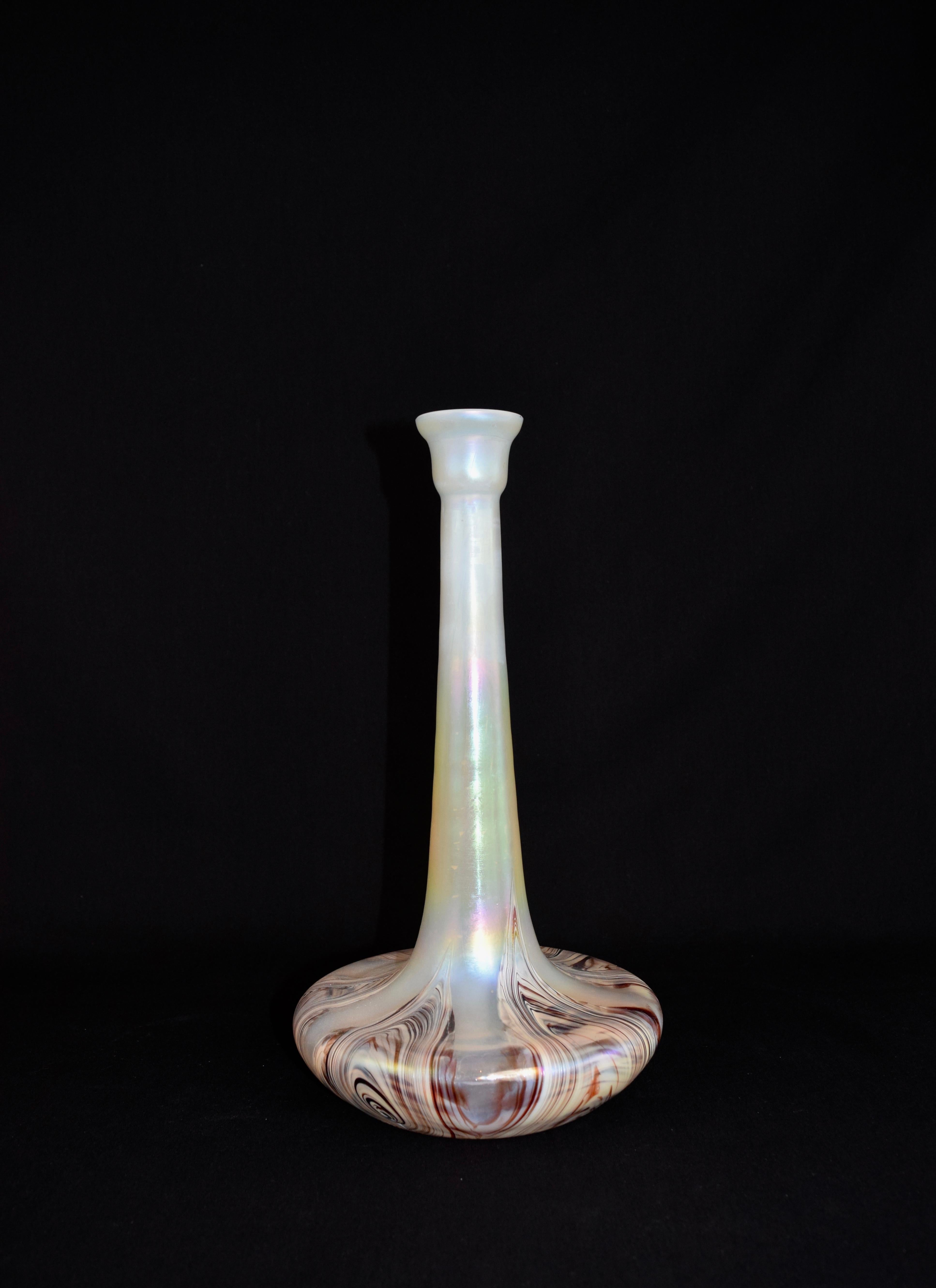 Un ensemble impressionnant de vases Kralik avec une forme de bouteille et des motifs marbrés avec des couleurs opalescentes, une base arrondie, un haut col élancé avec un sommet en forme de tasse. Les vases en verre irisé sont décorés de motifs