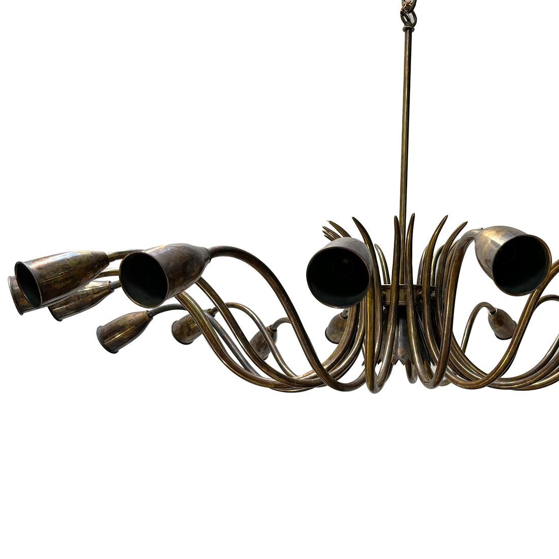 Un set di tre lampadari a 18 bracci in metallo dorato della metà del secolo scorso. Venduto singolarmente.

Misure:
Caduta: 17